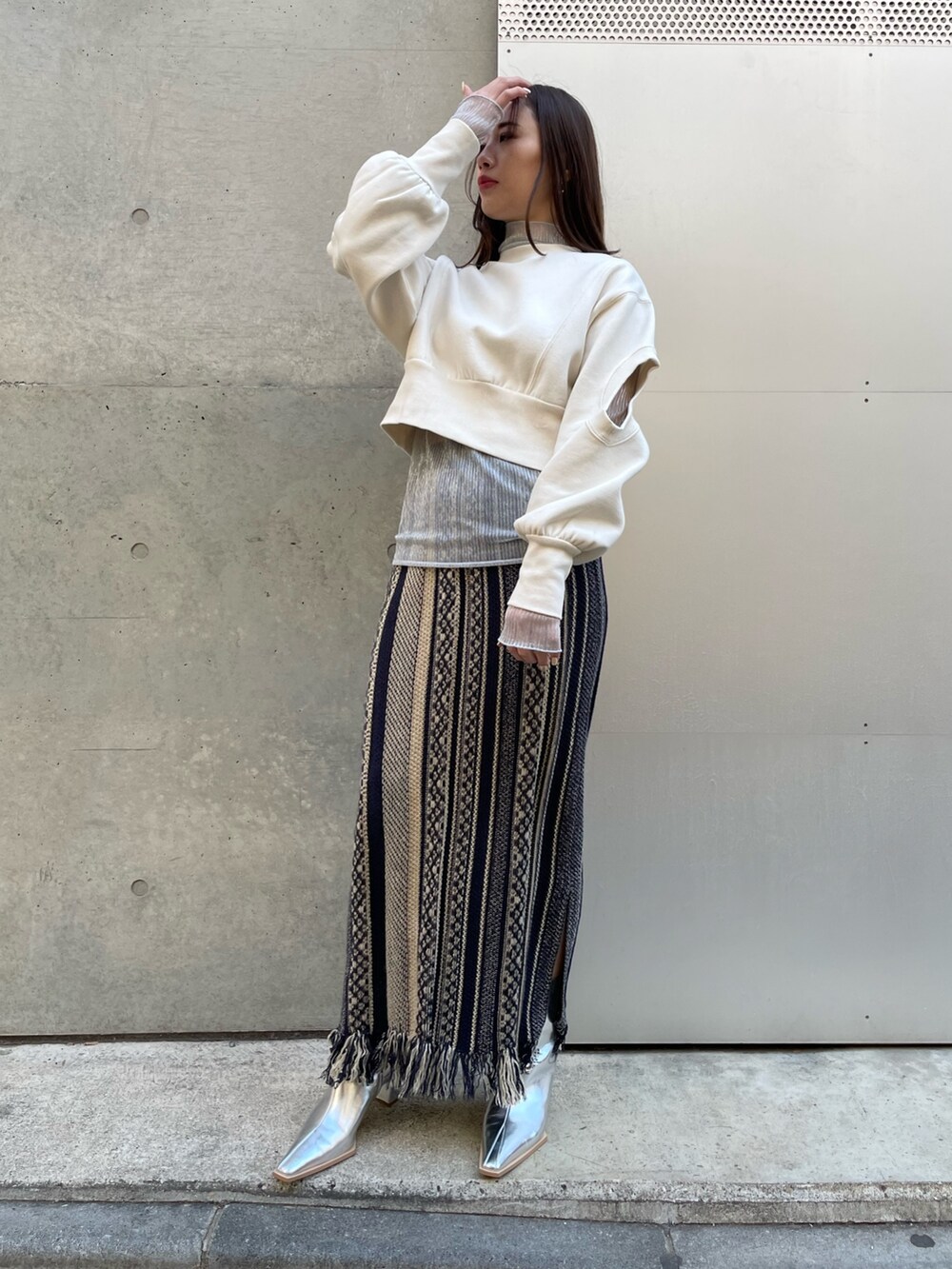 「Settimissimo、settimissimo表参道、settimissiomo、お出かけコーデ、コート、あけましておめでとうございます！、新年一発目、大人かわいい、おしゃれさんと繋がりたい、冬のコーデ、楽チンコーデ、モード、白トップス、ニットスカート、シアートップス」｜「Settimissimoのラメプリーツ シアー タートルネック トップス ハイネック 長袖（Tシャツ/カットソー、シルバー系）」を使った、Settimissimoさん（レディース・160cm）の冬コーディネートの3枚目の写真