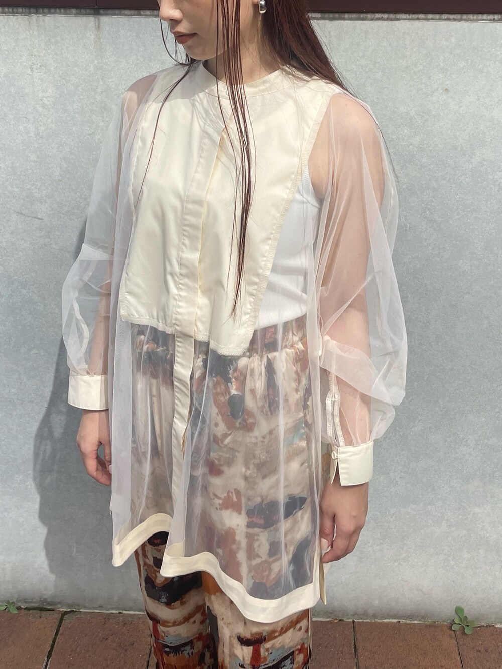 ホワイト系のシャツ/ブラウス、ベージュ系のその他パンツを着用したレディースの秋コーディネートの7枚目の写真