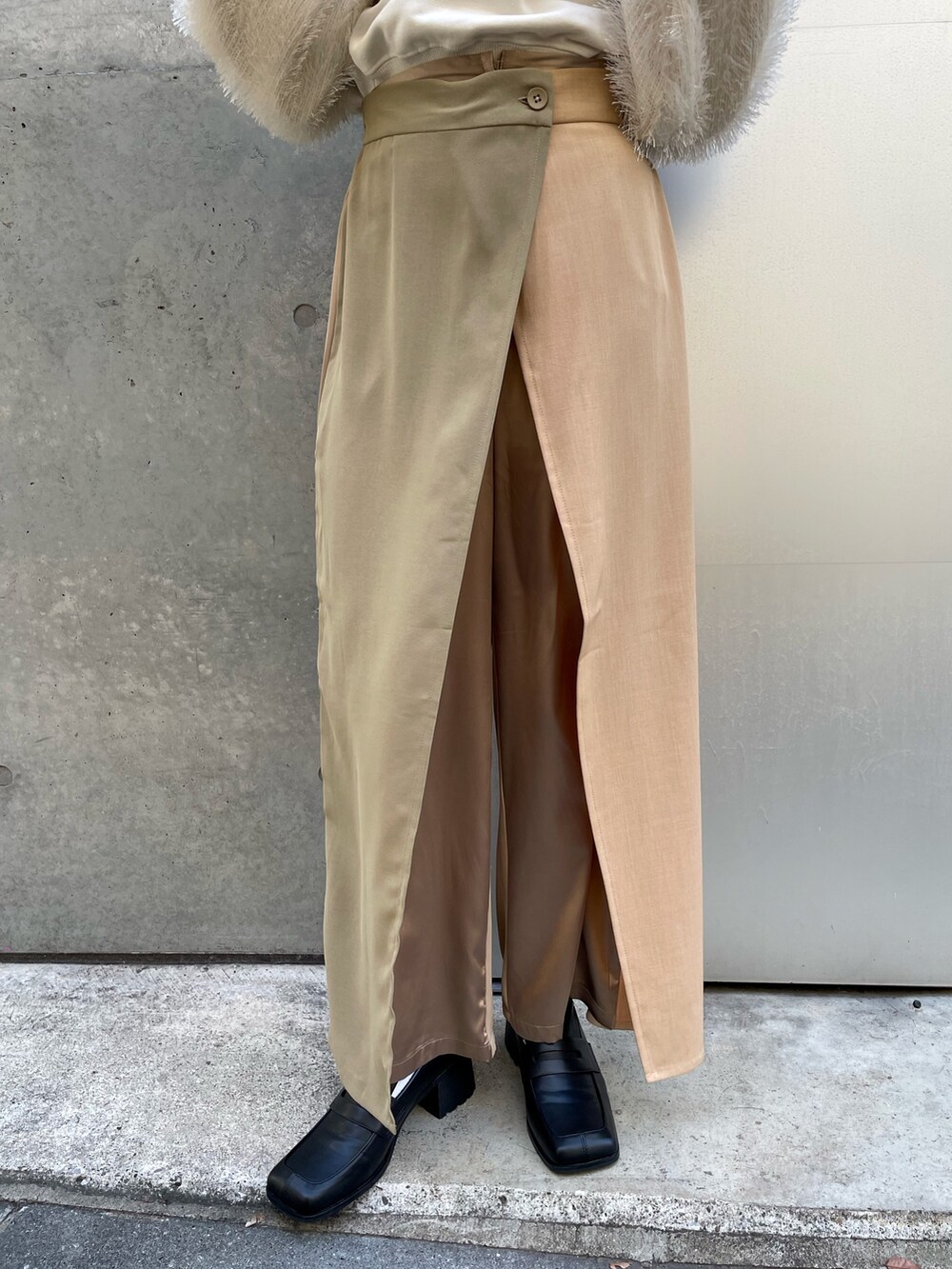 ホワイト系のスウェットを着用したレディースの春コーディネートの4枚目の写真