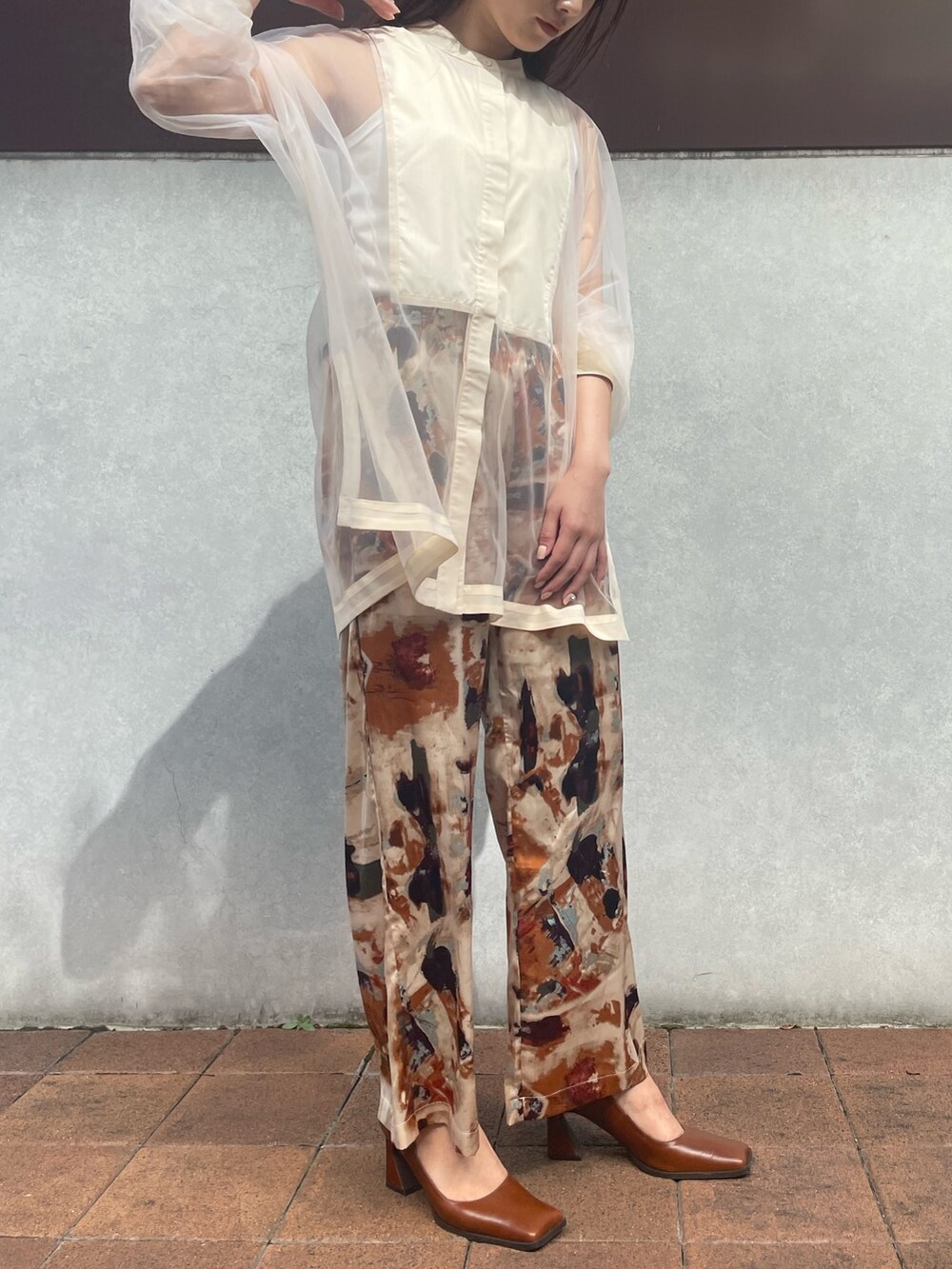 ホワイト系のシャツ/ブラウス、ベージュ系のその他パンツを着用したレディースの秋コーディネートの6枚目の写真