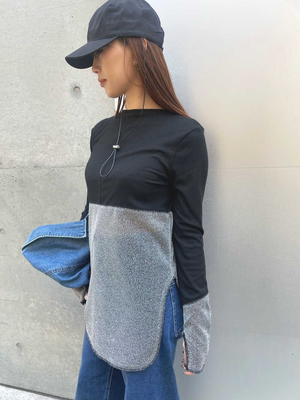 ブラック系のパンプス、ブルー系のデニムパンツ、ブラック系のTシャツ/カットソーを着用したレディースの春コーディネートの4枚目の写真