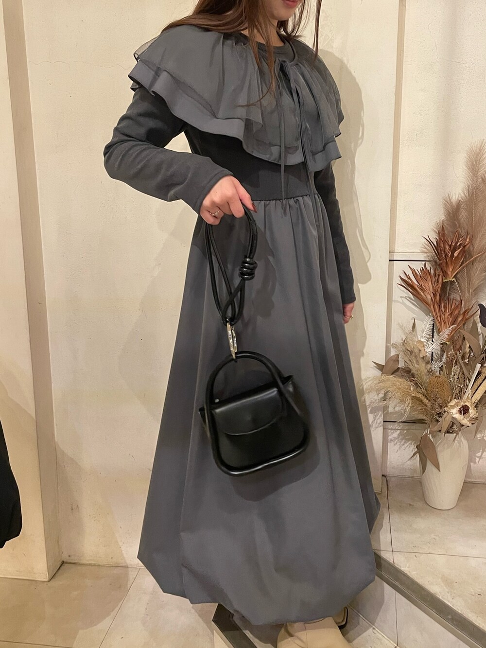 グレー系のワンピースを着用したレディースの秋コーディネートの7枚目の写真