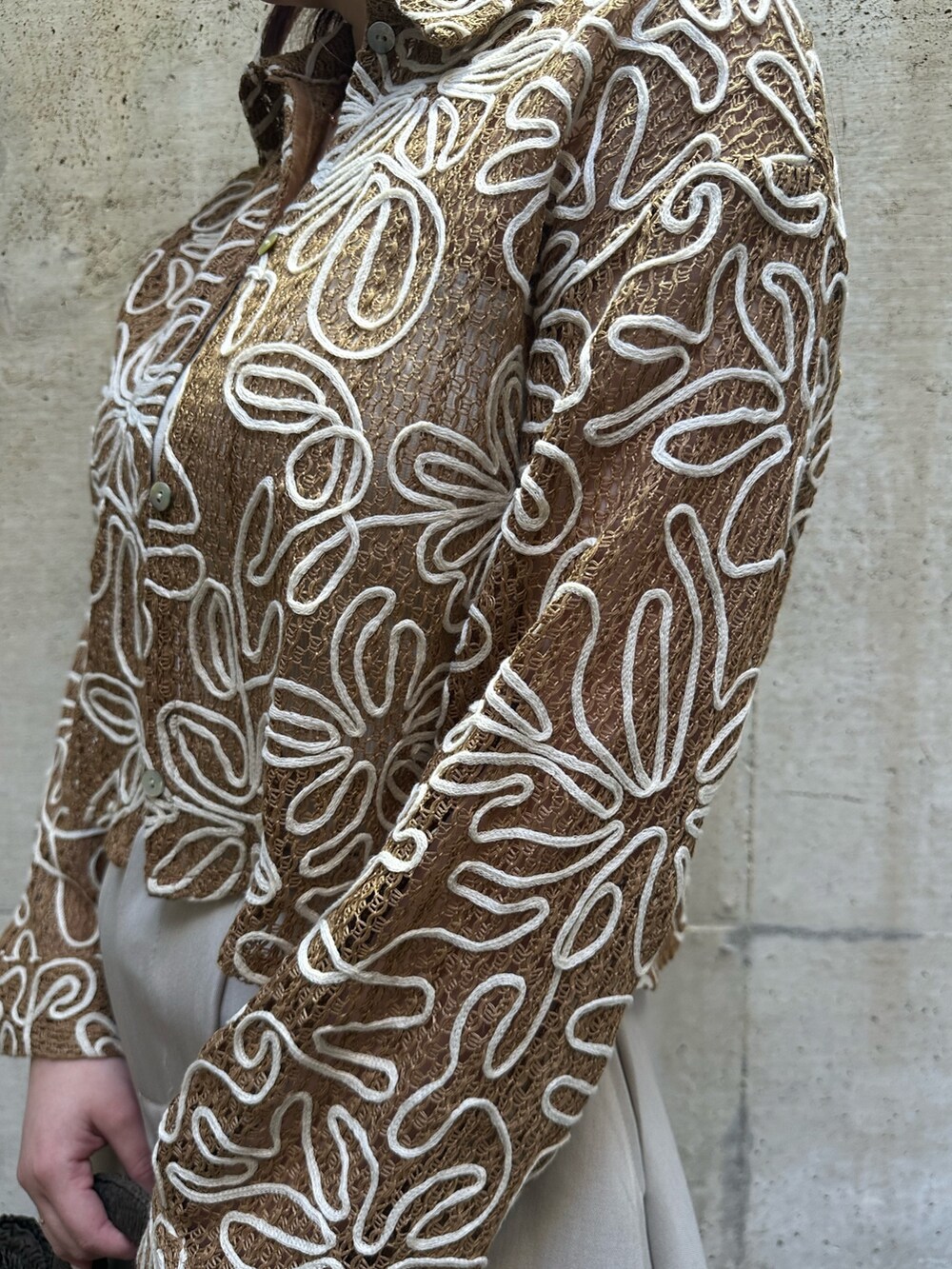 ブラウン系のシャツ/ブラウスを着用したレディースの春コーディネートの4枚目の写真