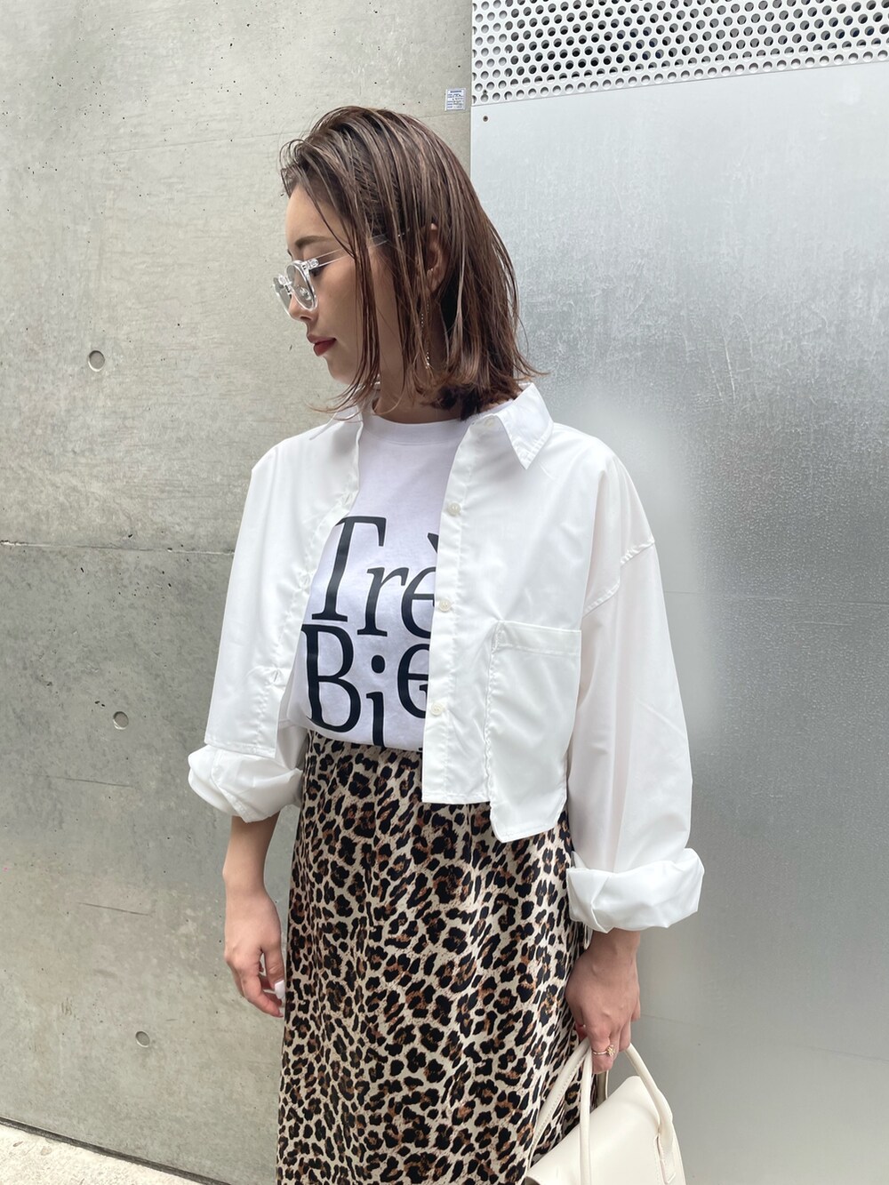 ブラック系のサンダル、ブラウン系のスカート、ホワイト系のTシャツ/カットソーを着用したレディースの春コーディネートの2枚目の写真