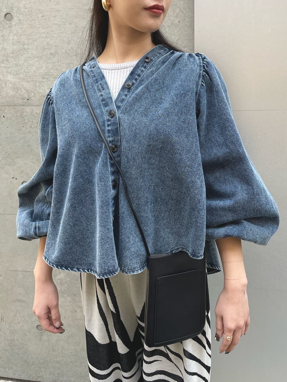 ブルー系のシャツ/ブラウス、ブラック系のその他パンツを着用したレディースの春コーディネートの3枚目の写真