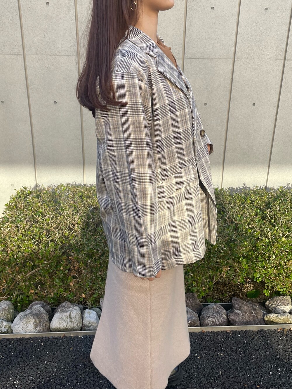 「ニット、淡色コーデ、チェックジャケット、チェック柄、ジャケット、ニットスカート、settimissiomo表参道、Settimissimo、ブーツ、ブラウン、ブラウン色に染まれ、秋冬コーデ、着回しコーデ、オトナ女子、お洒落さんとつながりたい」｜「Settimissimoのチェック2ボタンテーラードジャケット（テーラードジャケット、ホワイト系）」を使った、Settimissimoさん（レディース・160cm）の冬コーディネートの5枚目の写真