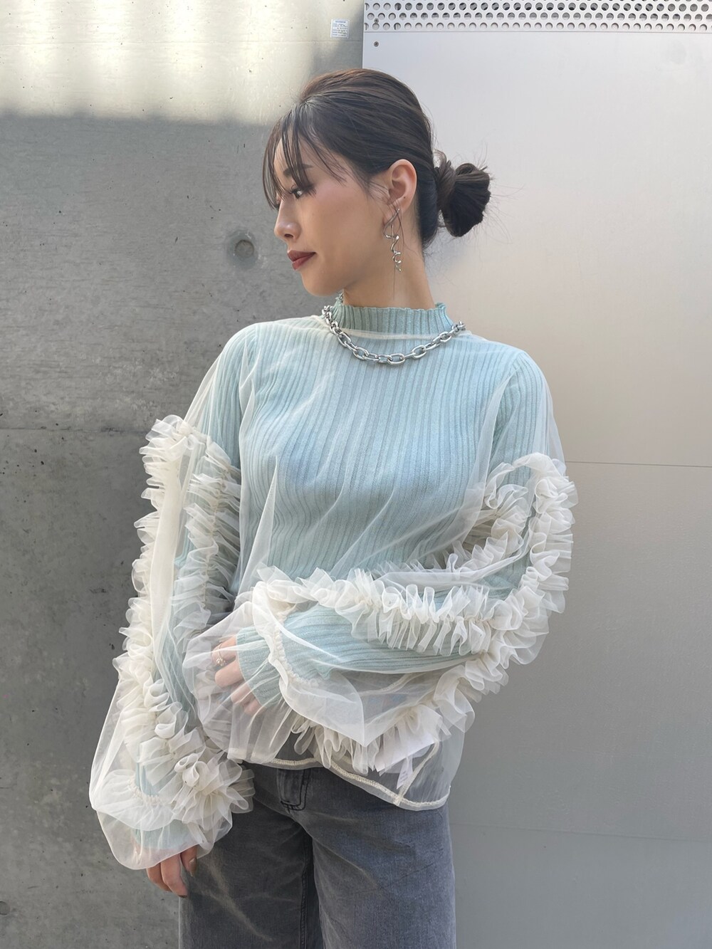 ホワイト系のTシャツ/カットソー、グリーン系のTシャツ/カットソー、ブラック系のデニムパンツを着用したレディースの春コーディネートの3枚目の写真