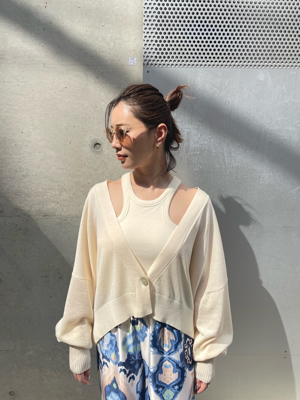 ホワイト系のカーディガン/ボレロ、ベージュ系のサングラスを着用したレディースの春コーディネートの2枚目の写真