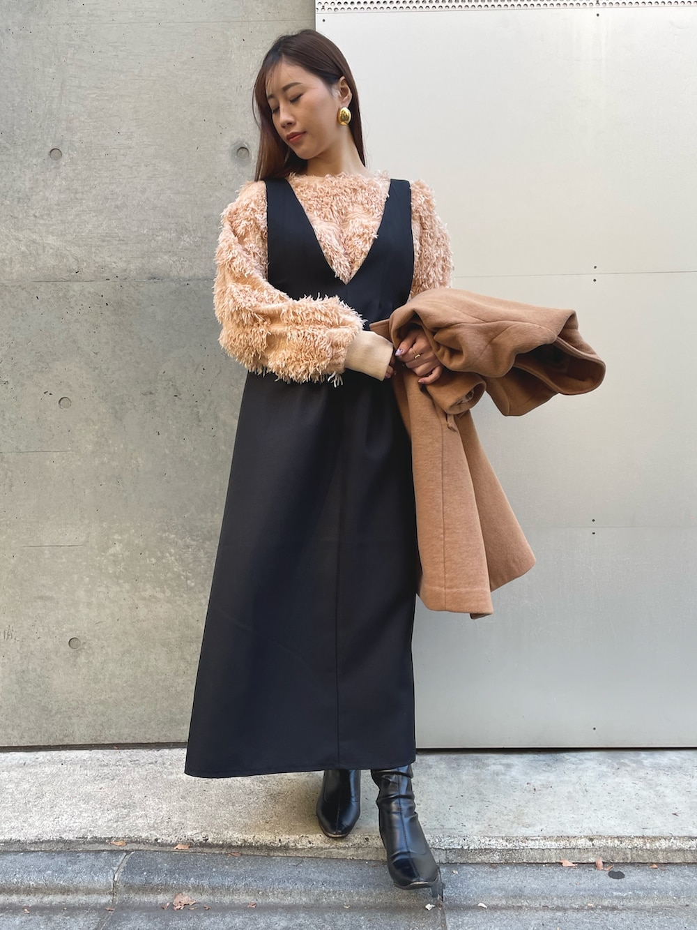 ベージュ系のニット/セーター、ブラック系のワンピースを着用したレディースの冬コーディネートの2枚目の写真