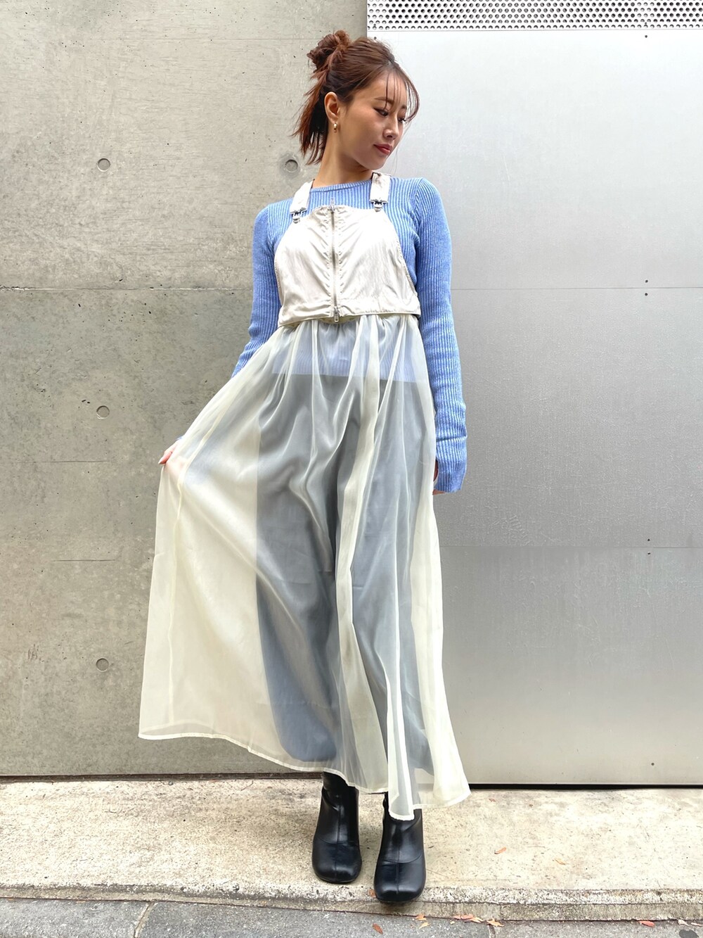 ホワイト系のワンピース、ブルー系のニット/セーター、ブルー系のカーゴパンツを着用したレディースの冬コーディネートの2枚目の写真