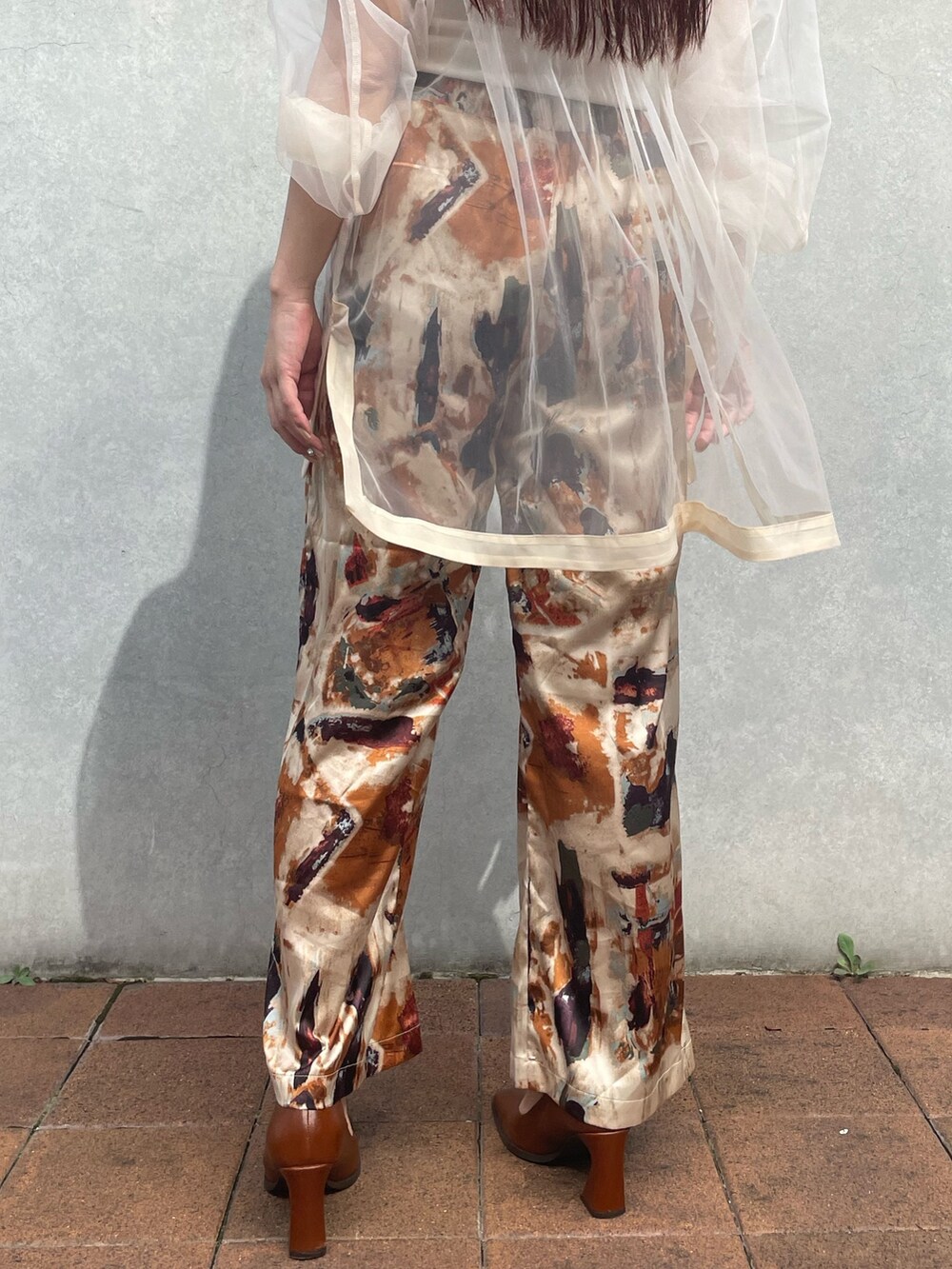 ホワイト系のシャツ/ブラウス、ベージュ系のその他パンツを着用したレディースの秋コーディネートの9枚目の写真