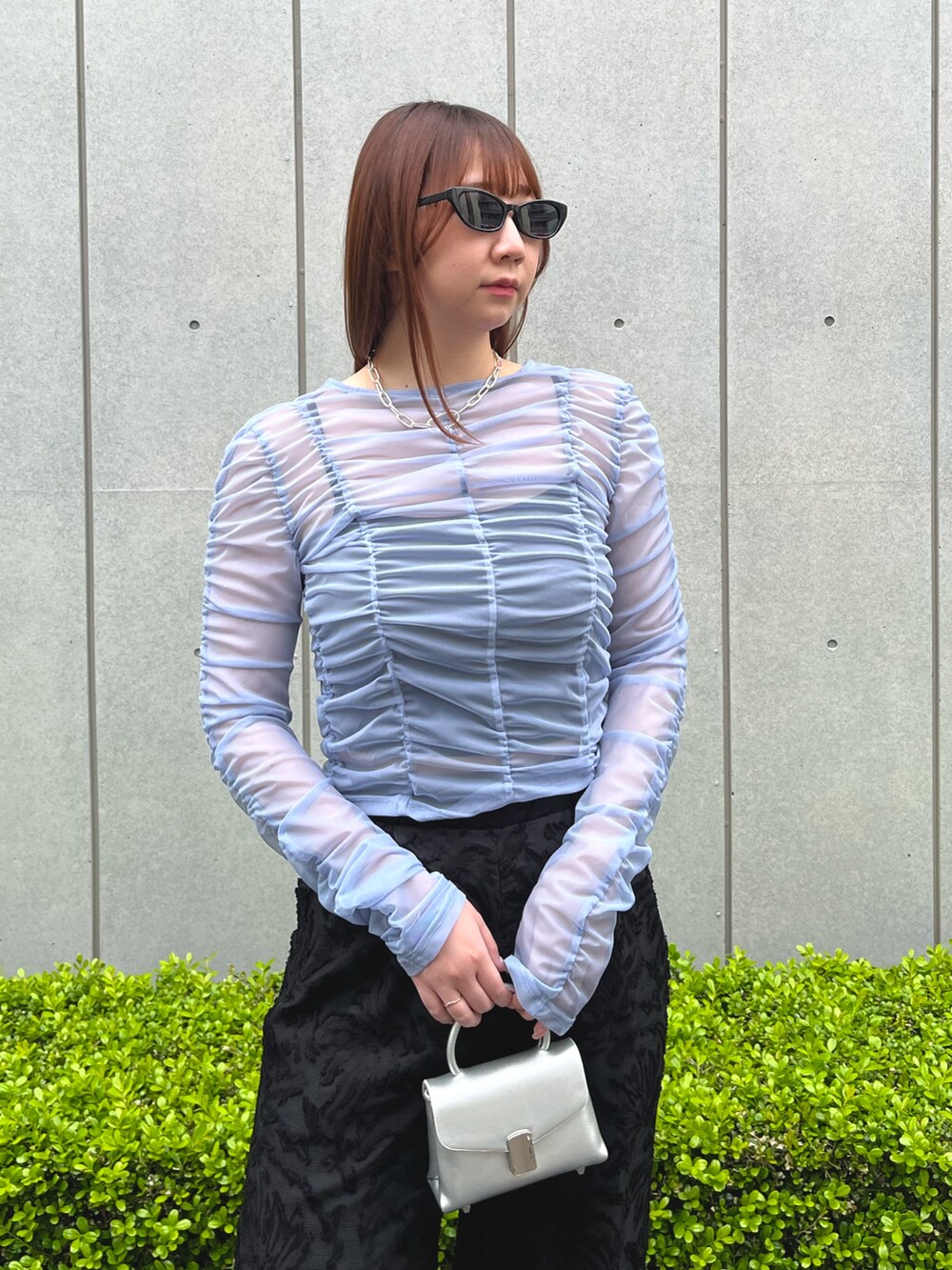 「大人カジュアル、お出かけコーデ、シアートップス、モノトーン、プチプラ、春夏コーデ、シンプルコーデ、きれいめコーディネート、ラクチンコーデ、春めき満開コーデ、大人ファッション、おでかけコーデ、オトナカジュアル、ママコーデ、ママファッション」｜「Settimissimoのチュール シャーリング プルオーバー（Tシャツ/カットソー、ブルー系）」を使った、Settimissimoさん（骨格ウェーブ・レディース・162cm）の春コーディネートの3枚目の写真