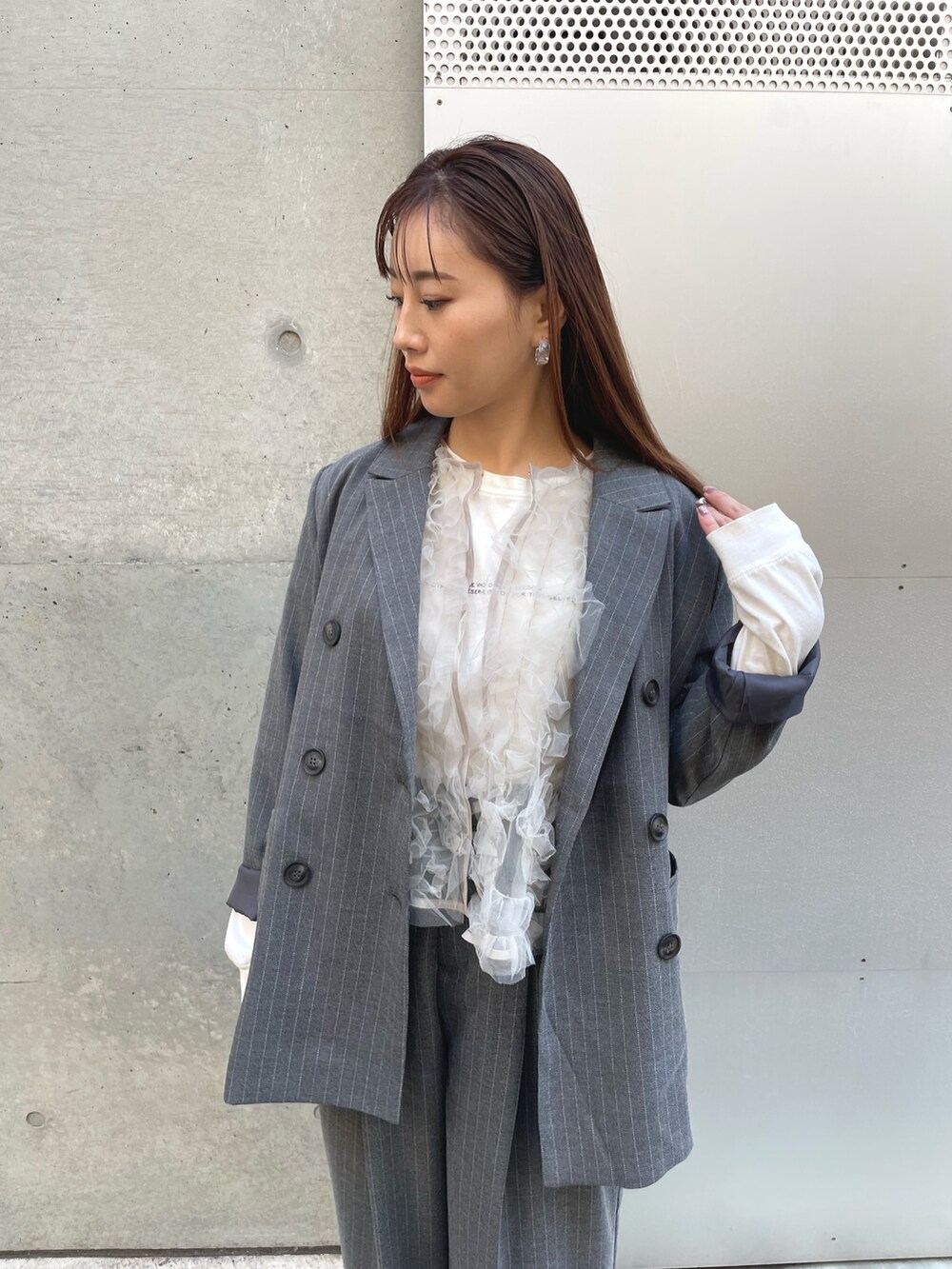 グレー系のベスト、グレー系のテーラードジャケット、グレー系のその他パンツを着用したレディースの冬コーディネートの3枚目の写真