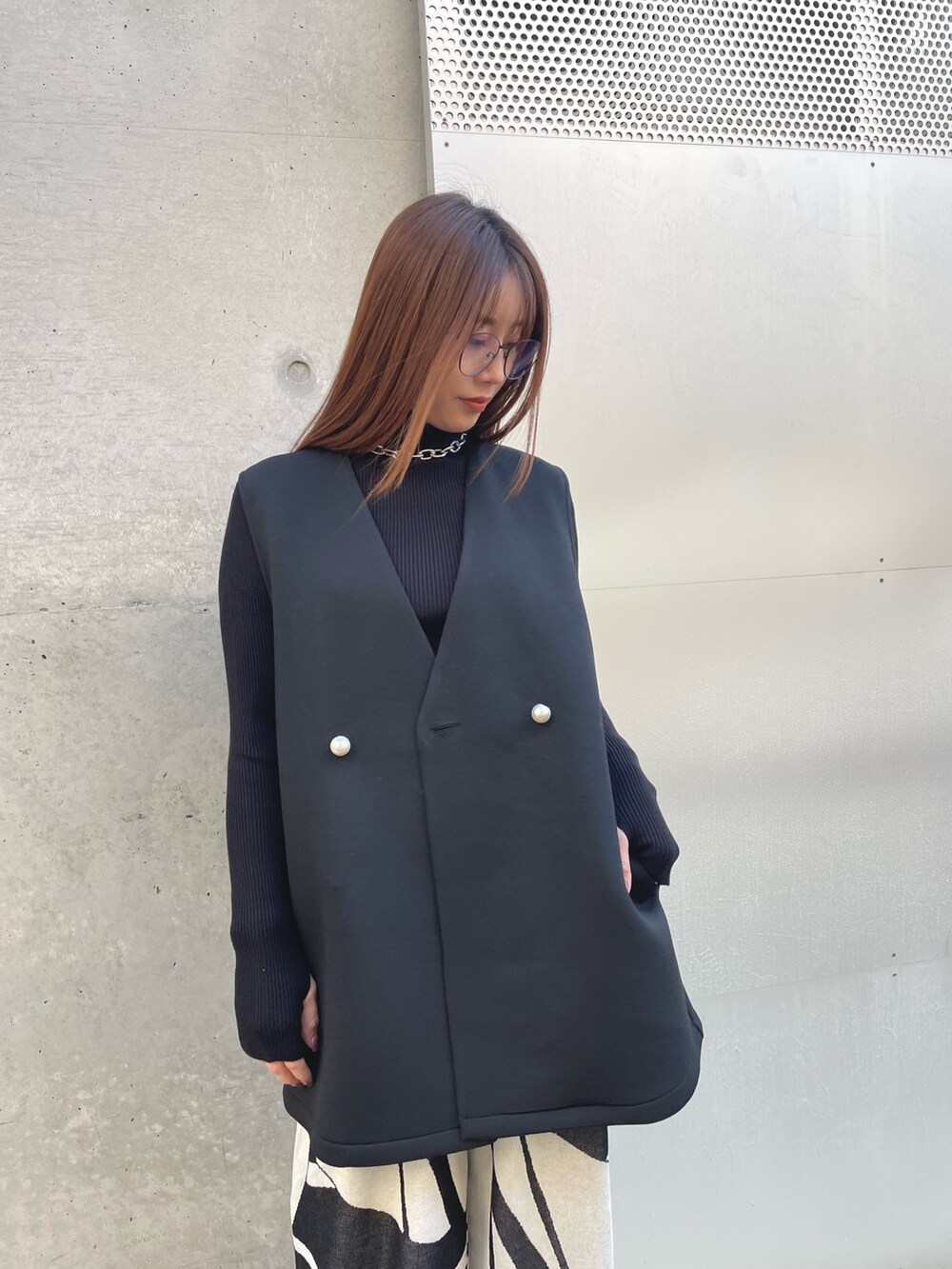 ブラック系のその他パンツ、ブラック系のベスト、ブラック系のニット/セーターを着用したレディースの冬コーディネートの3枚目の写真