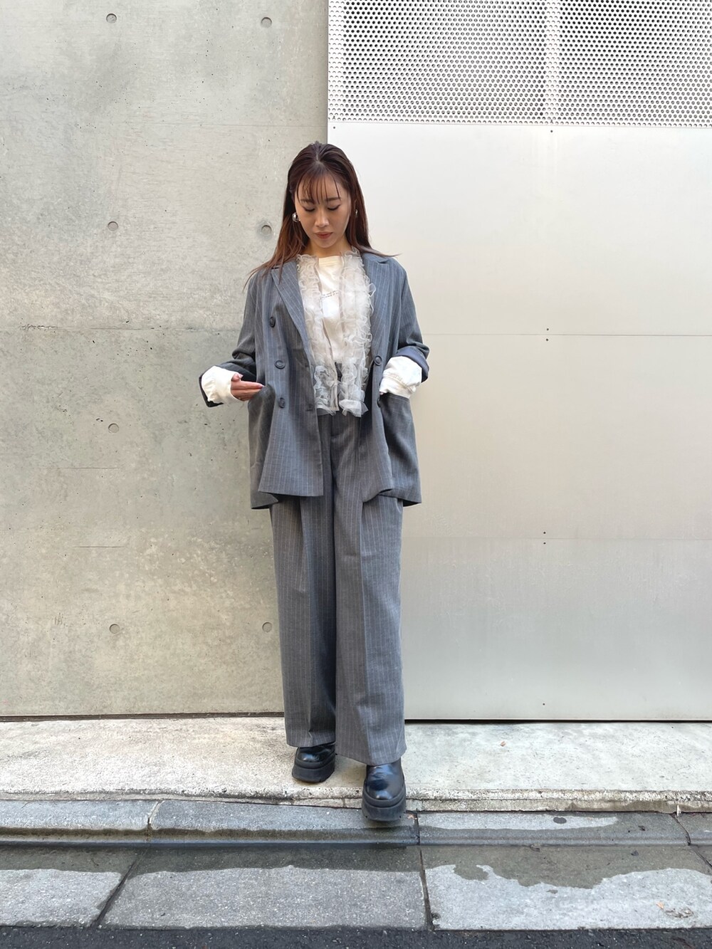 グレー系のベスト、グレー系のテーラードジャケット、グレー系のその他パンツを着用したレディースの冬コーディネートの2枚目の写真