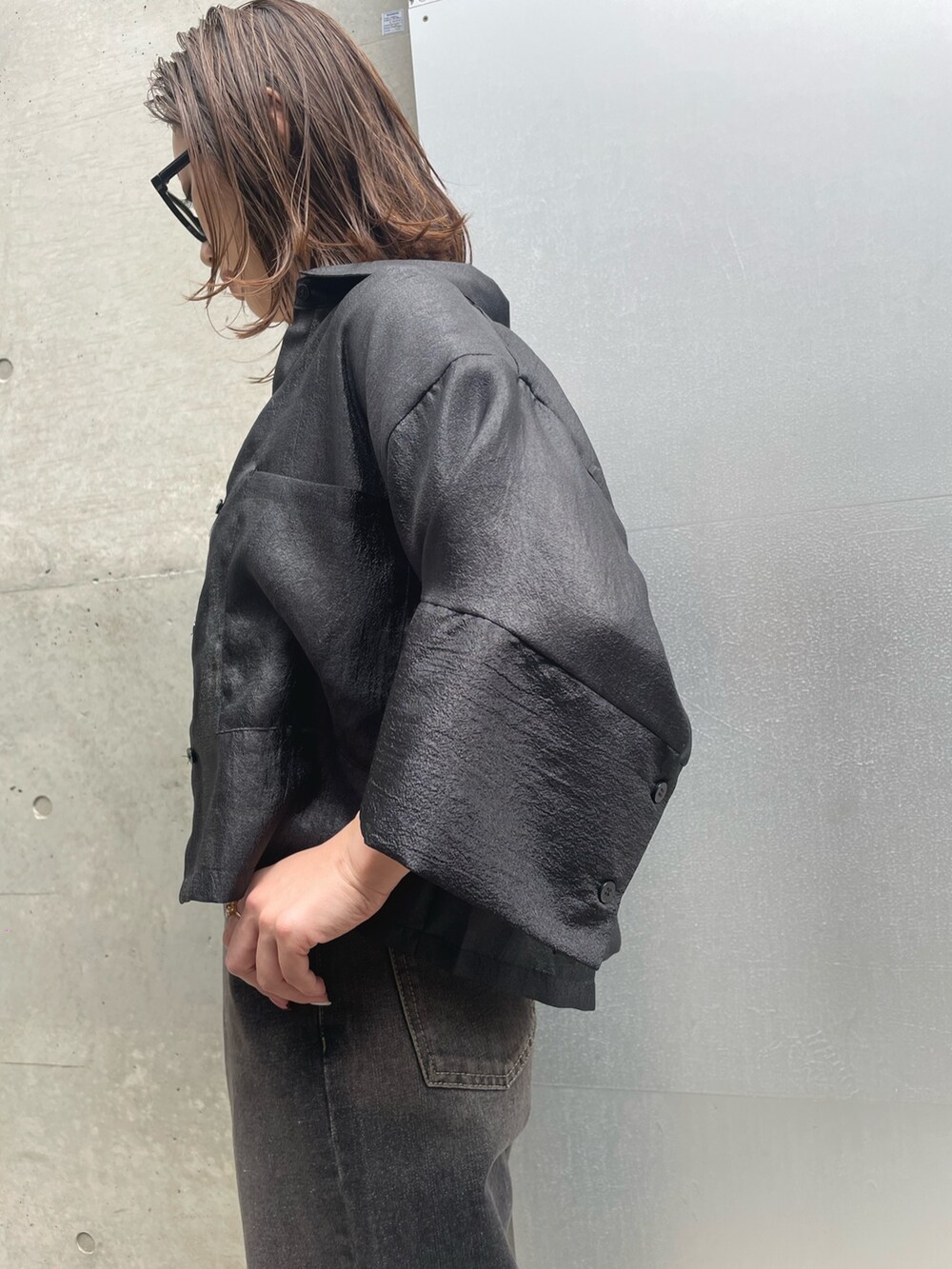 ブラック系のシャツ/ブラウス、ブラック系のデニムパンツ、ブラック系のスニーカーを着用したレディースの春コーディネートの3枚目の写真