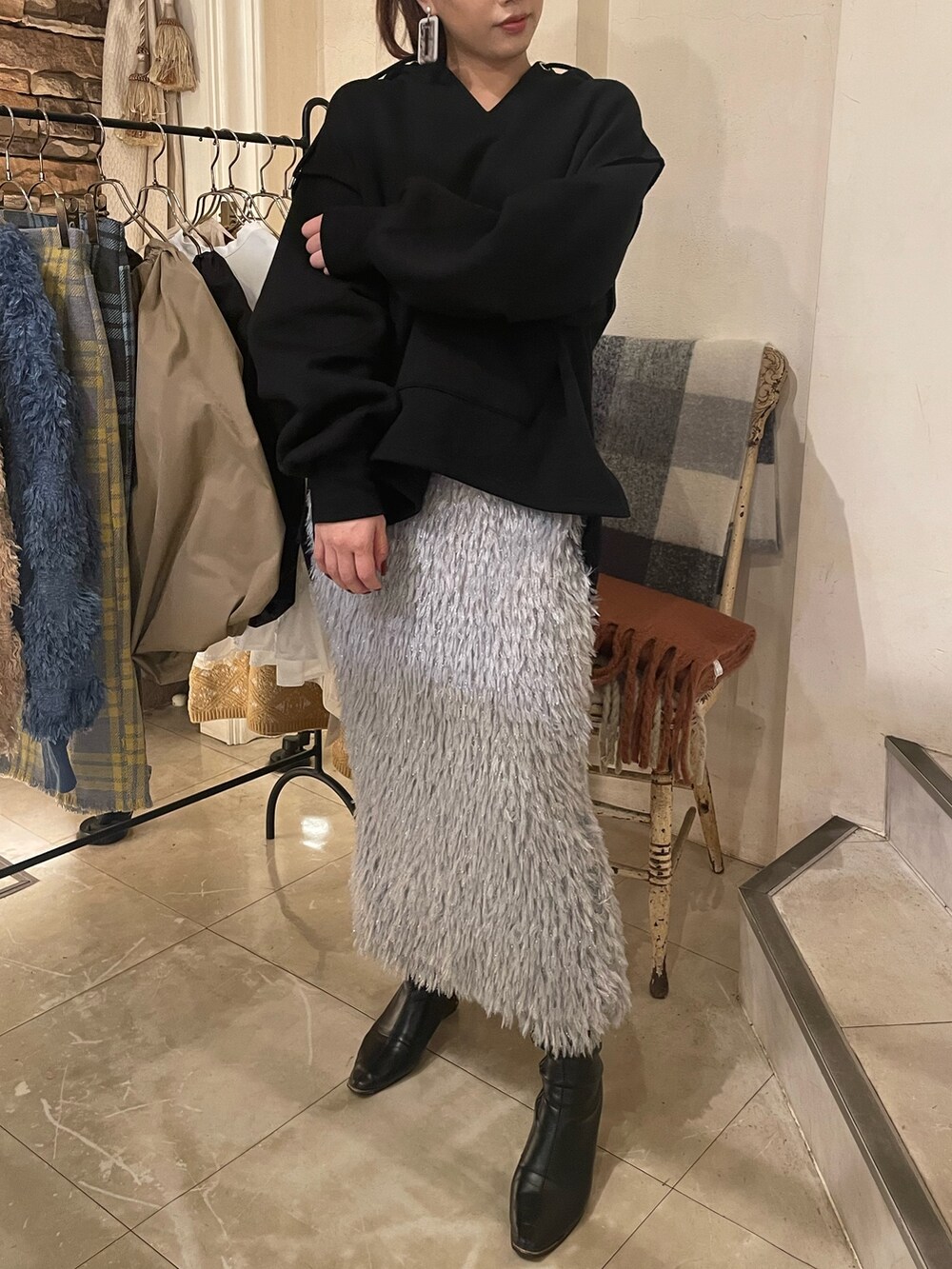 「ファッションを楽しもう、黒パーカー、Settimissimo、settimissimo表参道、シンプルコーデ、冬服、ビッグシルエット、オトナカジュアル、おしゃれさんと繋がりたい、冬ファッション、大人女子、キラキラスカート、もこもこ、あったかコーデ、大人可愛い」｜「Settimissimoのフリンジ ジャガード ナロースカート（スカート、グレー系）」を使った、Settimissimoさん（レディース・160cm）の冬コーディネートの4枚目の写真