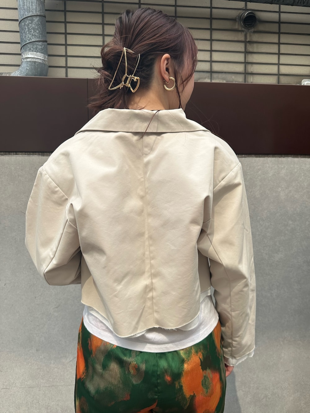 「Settimissimo、ジャケット、春コーデ、春めき満開コーデ、大人カジュアル、春色、スニーカー、キレイめカジュアル、スニーカー女子、カラーコーデ」｜「Settimissimoの布帛 レイヤード ツイル ショート ジャケット（テーラードジャケット、ホワイト系）」を使った、Settimissimoさん（骨格ウェーブ・レディース・163cm）の春コーディネートの3枚目の写真