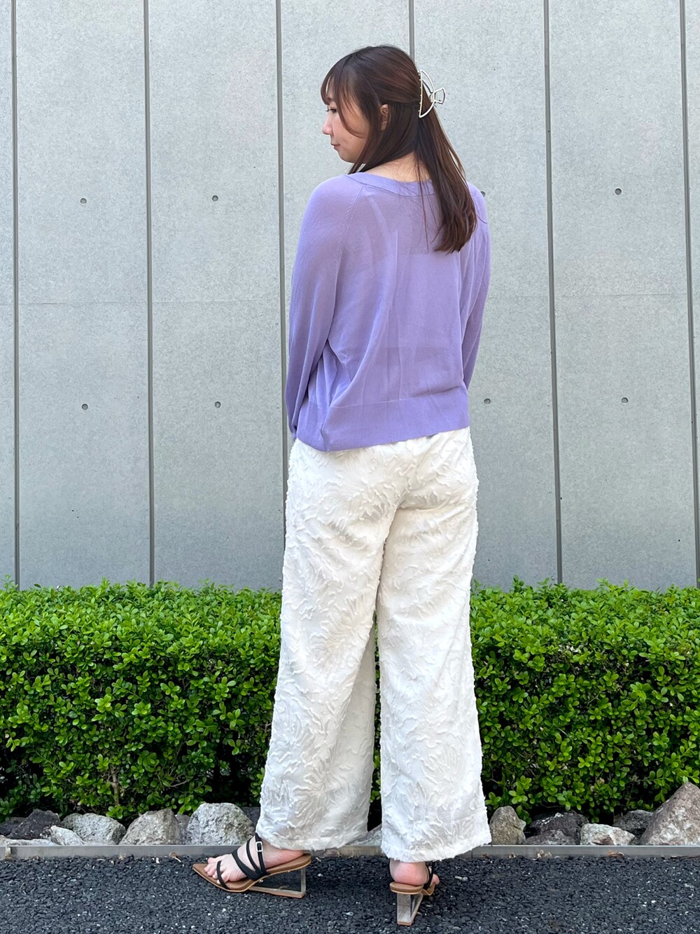 パープル系のカーディガン/ボレロ、ホワイト系のその他パンツを着用したレディースの春コーディネートの2枚目の写真