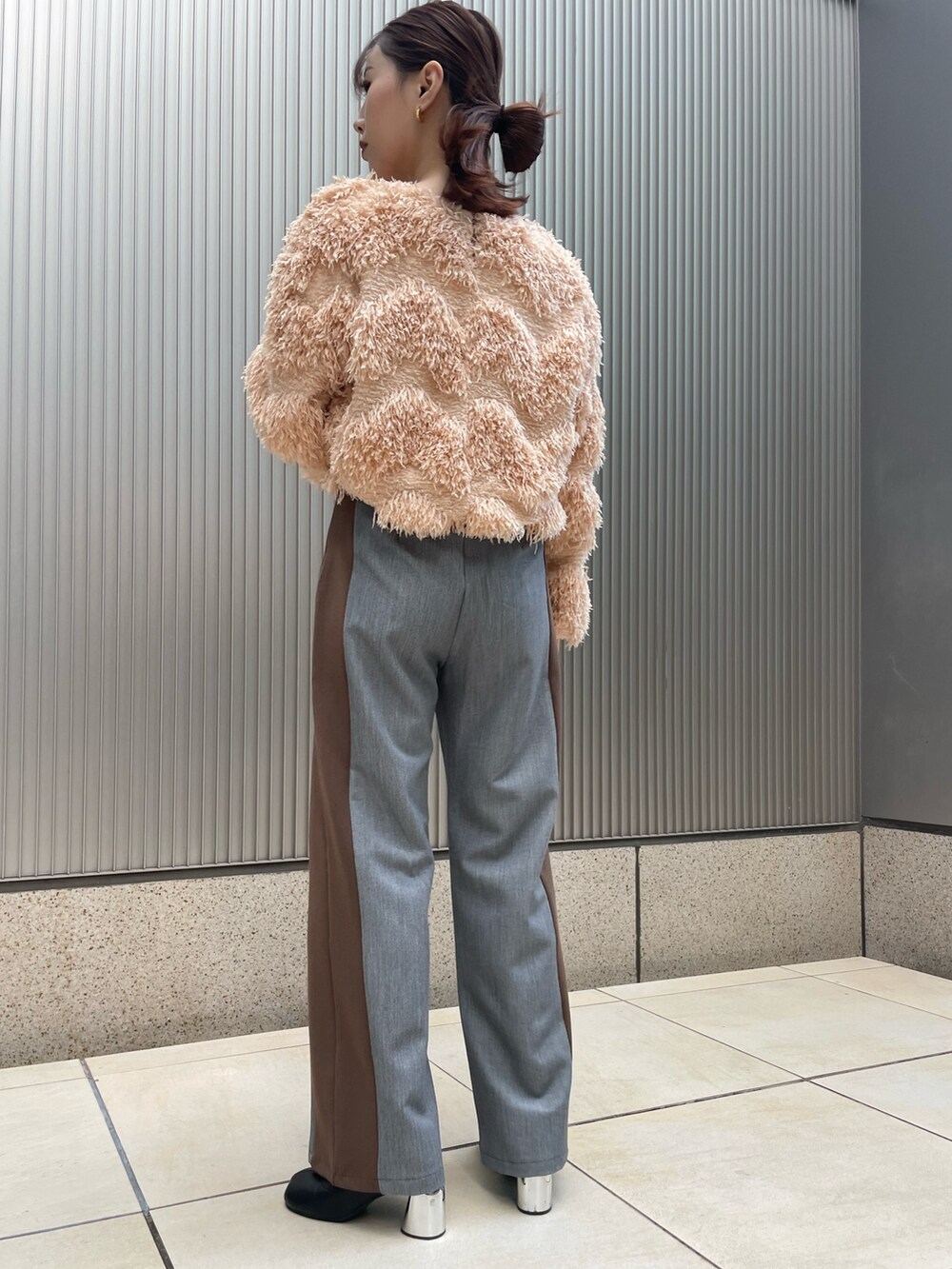 ベージュ系のニット/セーター、イエロー系のその他パンツを着用したレディースの冬コーディネートの5枚目の写真