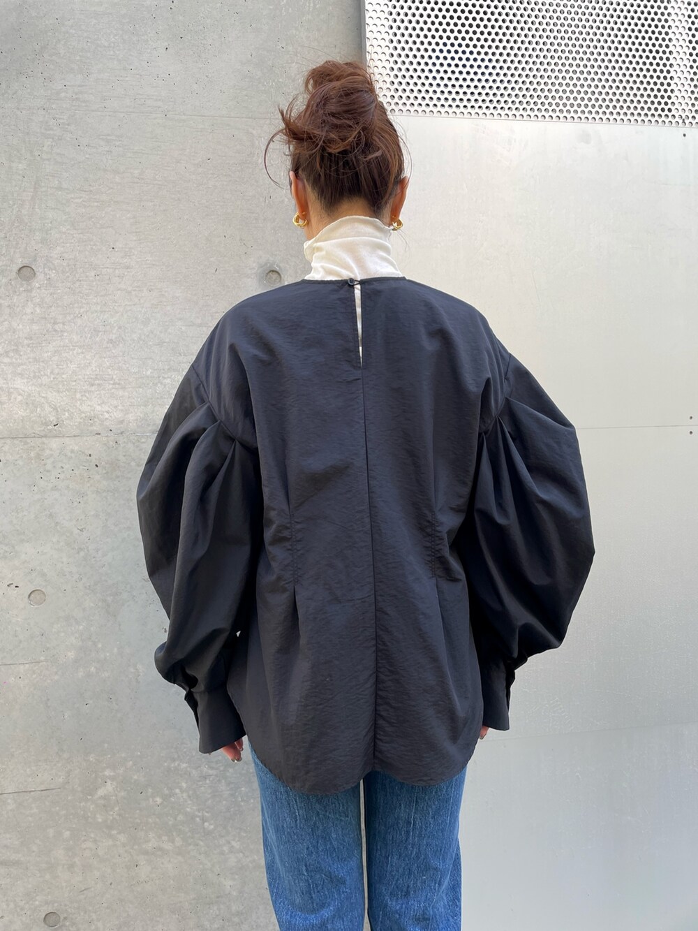 ブルー系のデニムパンツ、ホワイト系のTシャツ/カットソーを着用したレディースの春コーディネートの4枚目の写真