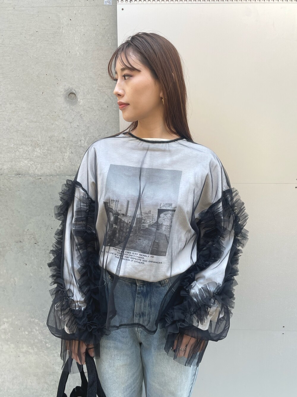 ブラック系のTシャツ/カットソー、ブラック系のトートバッグを着用したレディースの春コーディネートの3枚目の写真