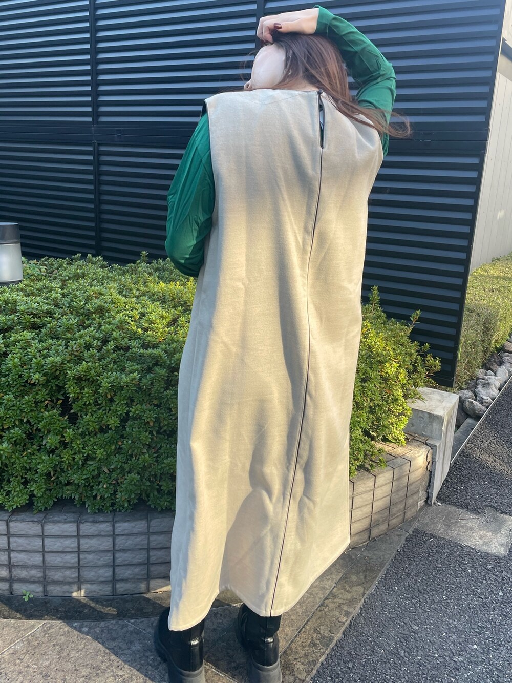 グリーン系のTシャツ/カットソー、ベージュ系のワンピースを着用したレディースの冬コーディネートの3枚目の写真