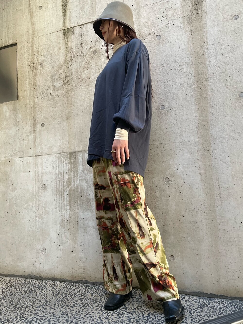 グリーン系のその他パンツ、ホワイト系のTシャツ/カットソー、ブラック系のTシャツ/カットソーを着用したレディースの冬コーディネートの2枚目の写真