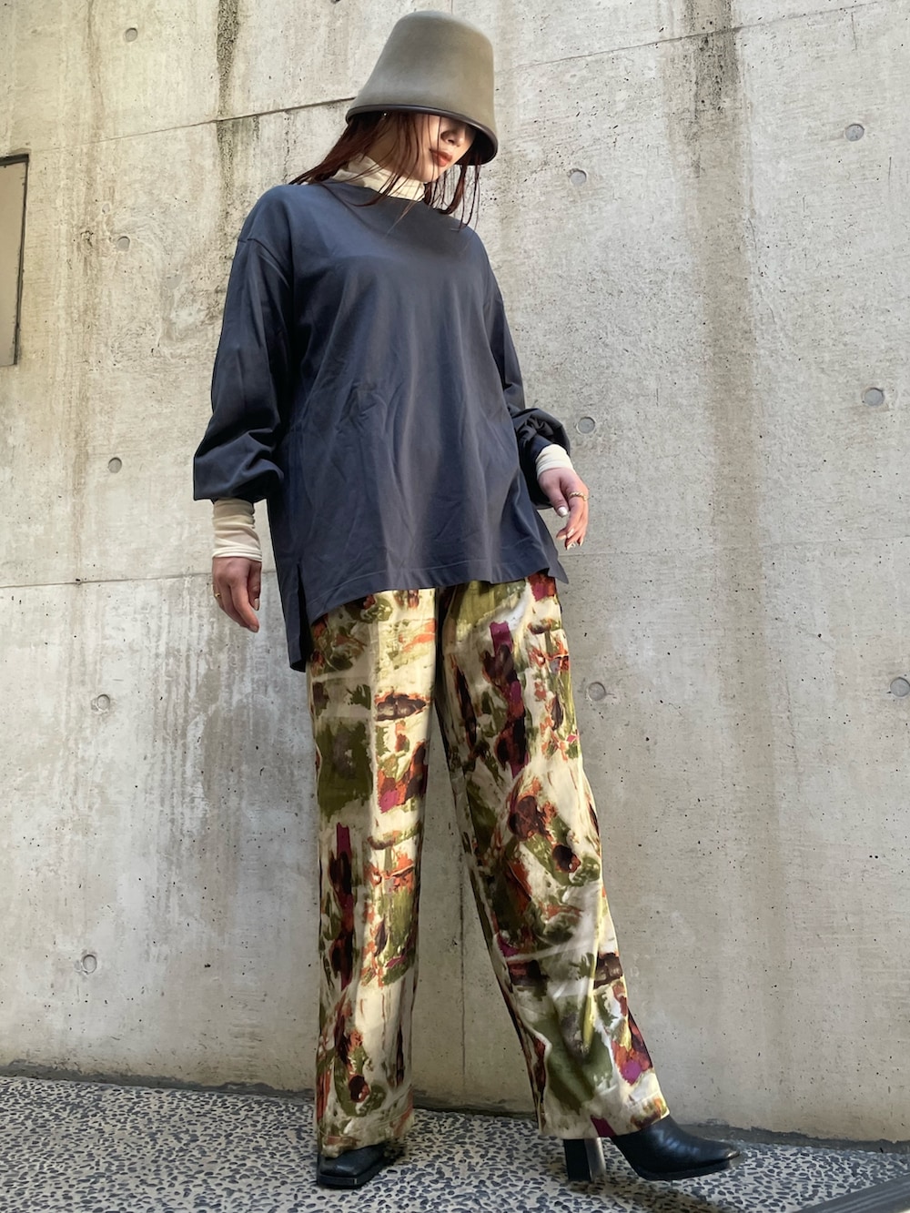 グリーン系のその他パンツ、ホワイト系のTシャツ/カットソー、ブラック系のTシャツ/カットソーを着用したレディースの冬コーディネートの4枚目の写真