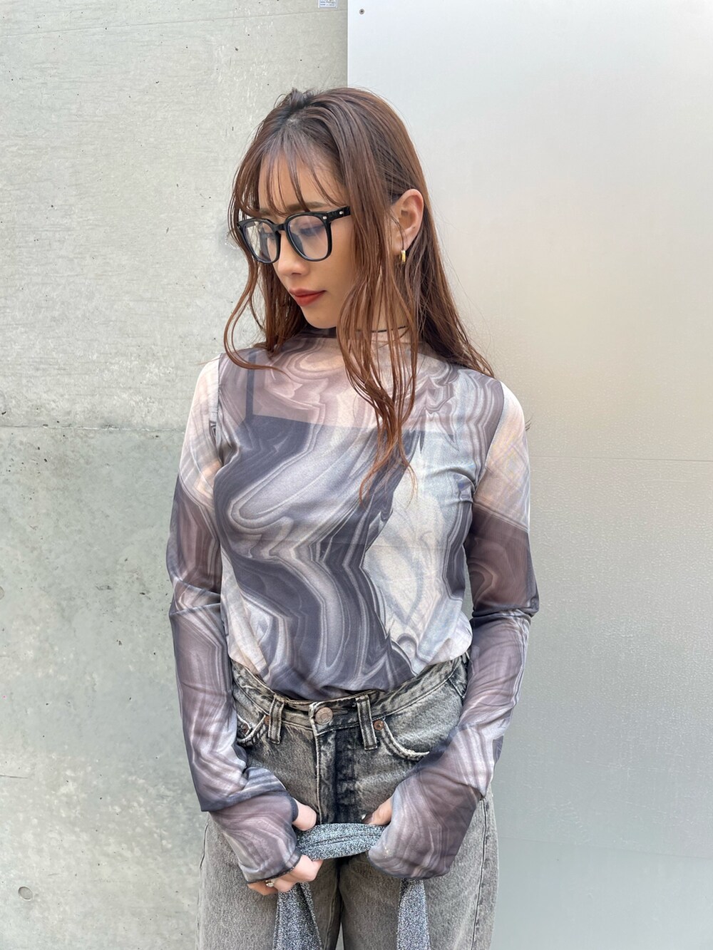 ベージュ系のトレンチコート、ブラック系のデニムパンツ、ホワイト系のスニーカーを着用したレディースの春コーディネートの7枚目の写真