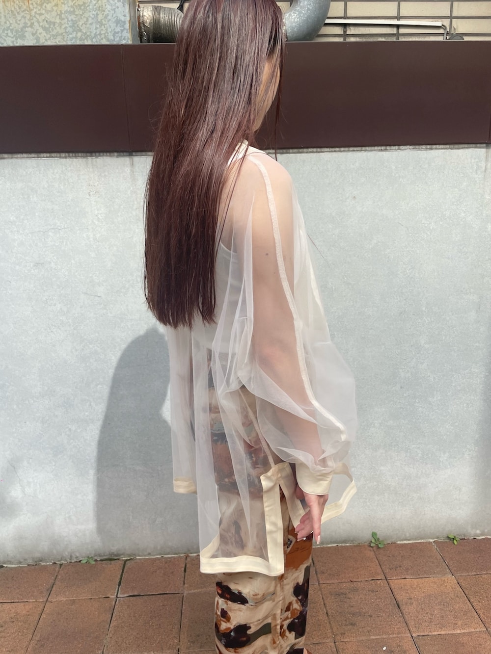 ホワイト系のシャツ/ブラウス、ベージュ系のその他パンツを着用したレディースの秋コーディネートの8枚目の写真