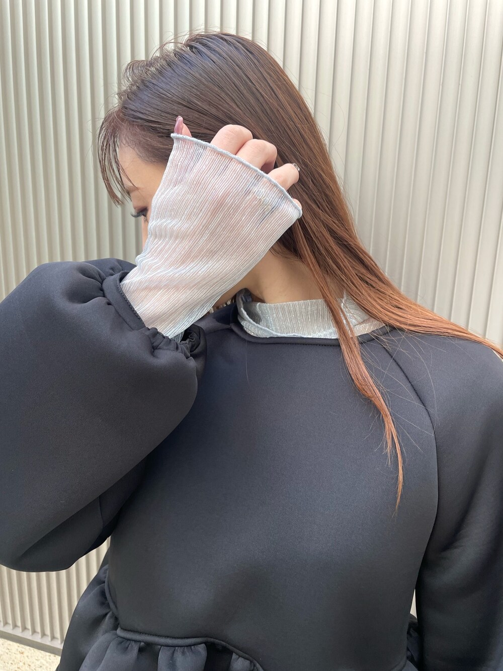 ブルー系のデニムパンツ、ブラック系のブーツ、シルバー系のTシャツ/カットソーを着用したレディースの冬コーディネートの4枚目の写真