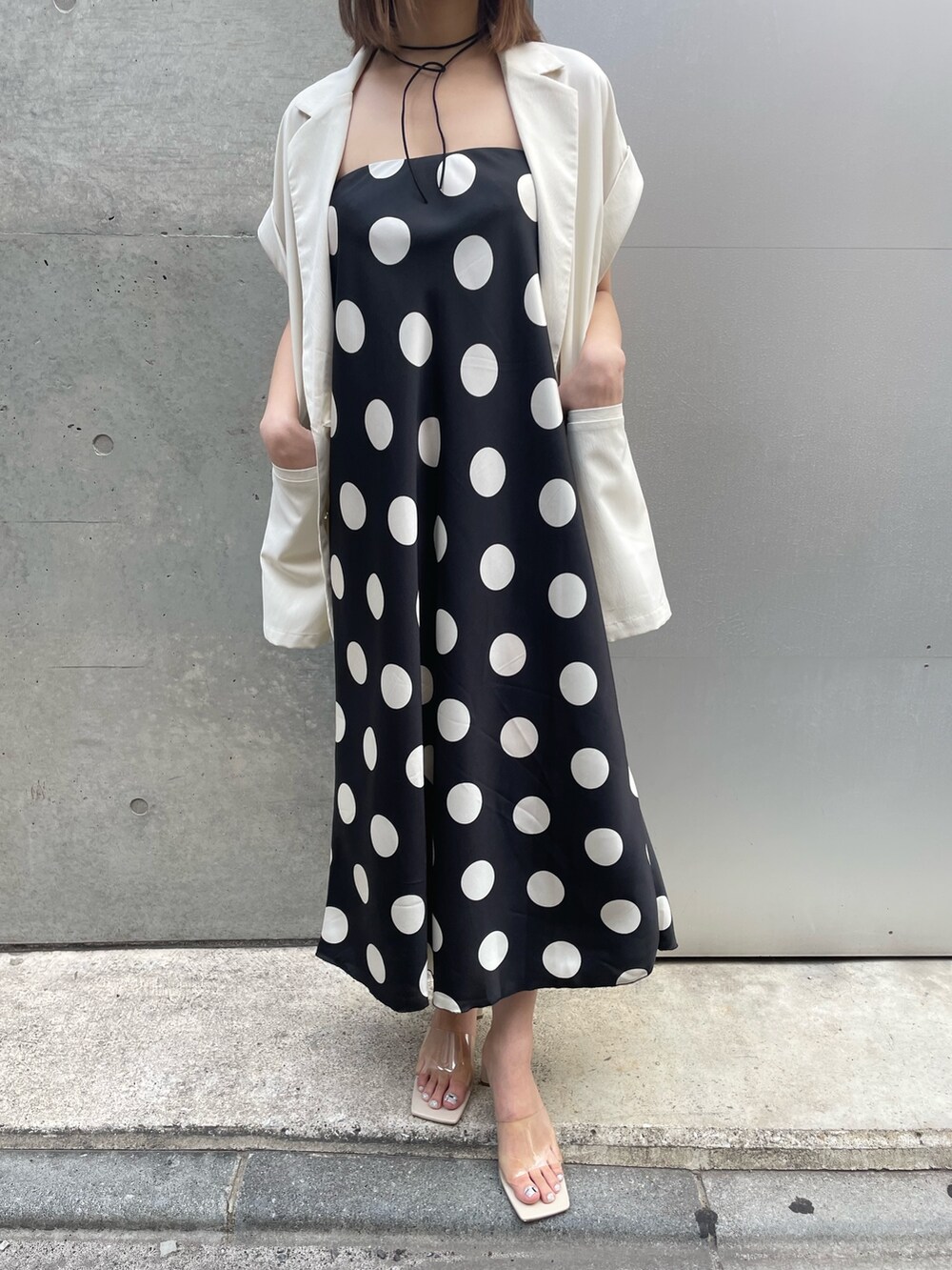 ブラック系のスカート、ブラウン系のサングラスを着用したレディースの春コーディネートの3枚目の写真