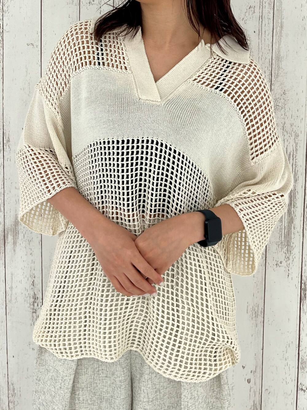 ホワイト系のTシャツ/カットソー、ホワイト系のその他パンツを着用したレディースの春コーディネートの2枚目の写真