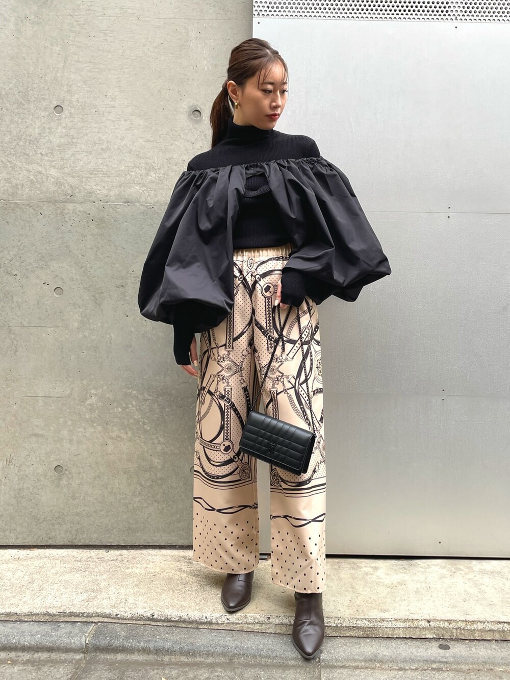 ベージュ系のその他パンツ、ブラック系のショルダーバッグ、ブラック系のカーディガン/ボレロを着用したレディースの冬コーディネートの4枚目の写真