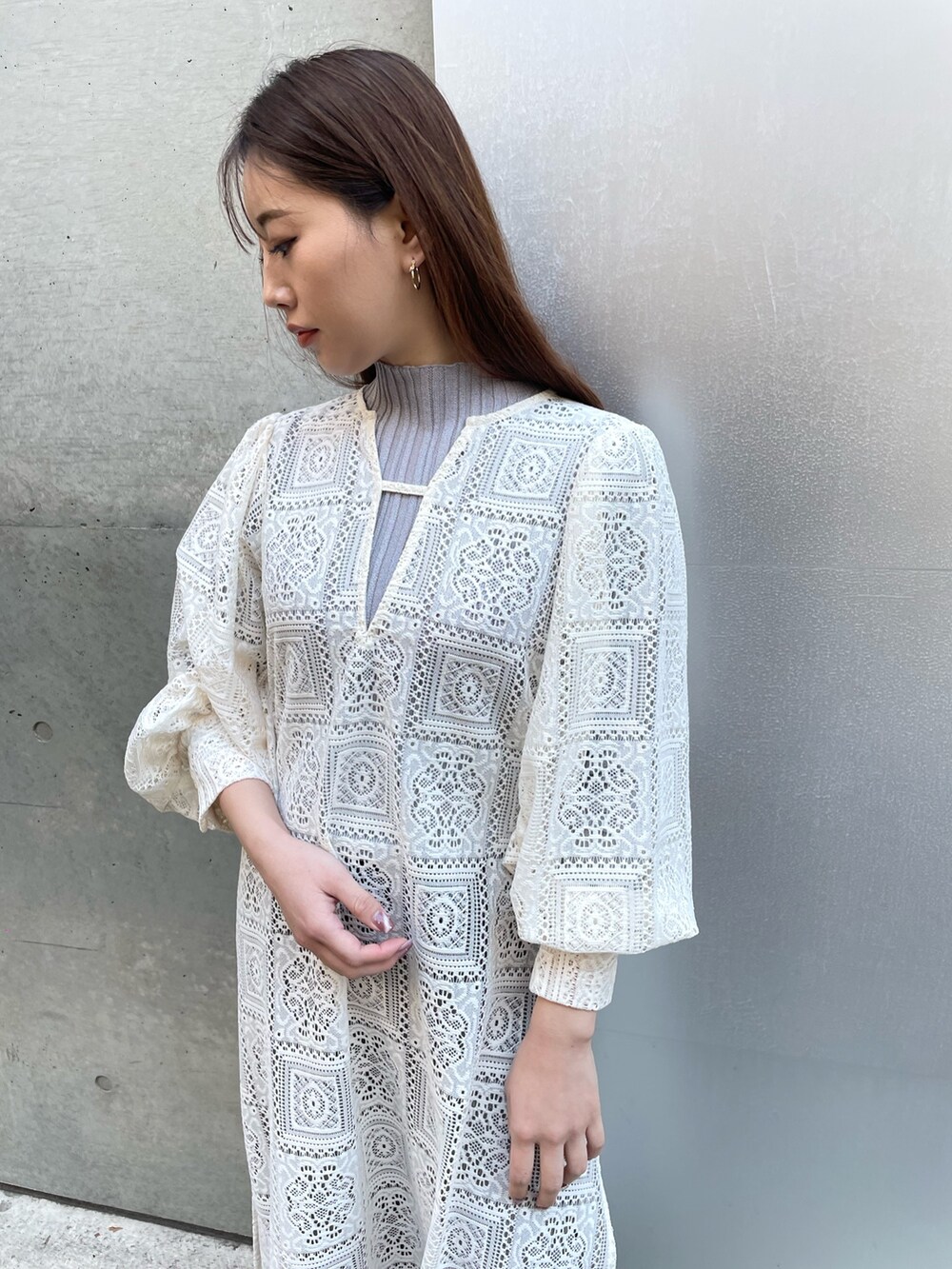 ブラック系のブーツ、ブラック系のブーツ、グリーン系のTシャツ/カットソーを着用したレディースの冬コーディネートの3枚目の写真