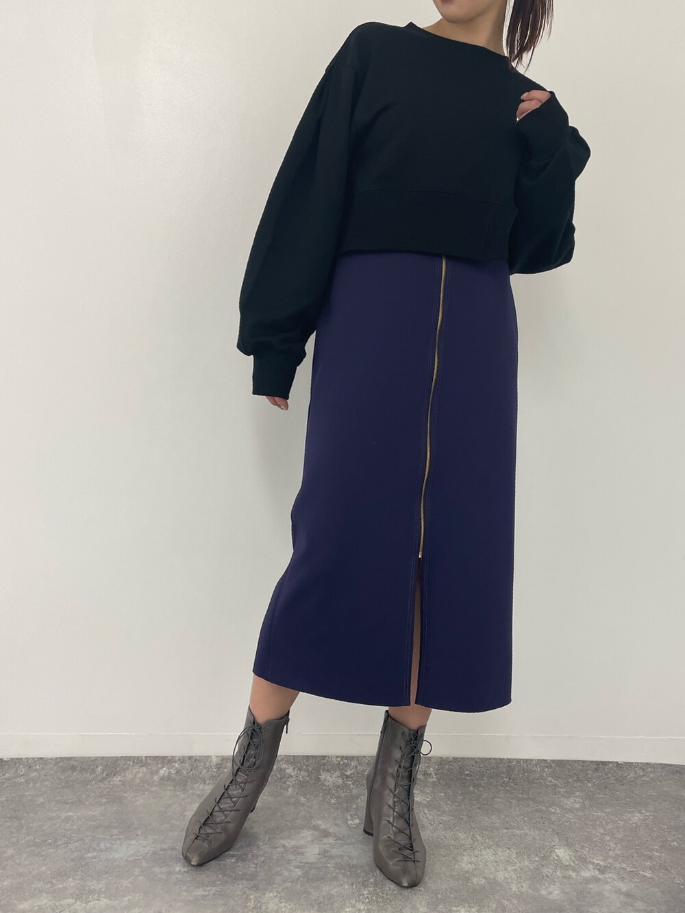 ブラック系のスウェットを着用したレディースの秋コーディネートの4枚目の写真