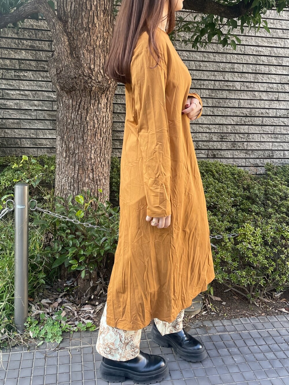 イエロー系のTシャツ/カットソー、イエロー系のその他パンツを着用したレディースの冬コーディネートの5枚目の写真