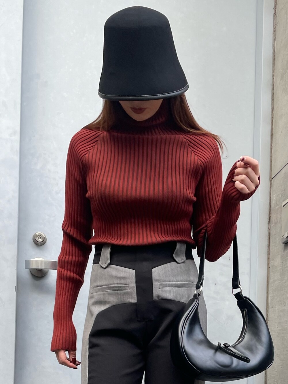 ブラック系のその他パンツ、ブラック系のショルダーバッグ、レッド系のニット/セーターを着用したレディースの冬コーディネートの10枚目の写真