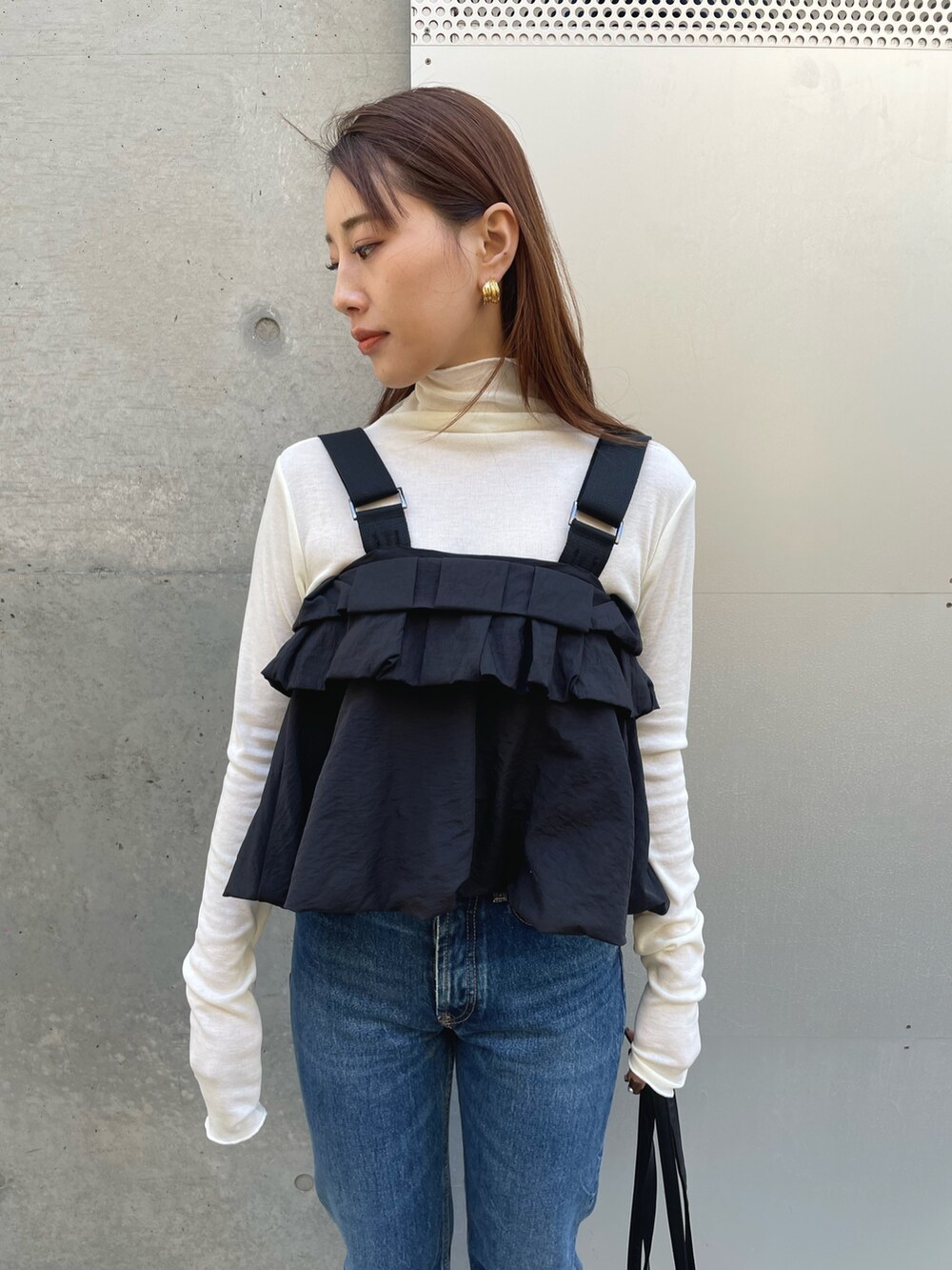 ホワイト系のTシャツ/カットソー、ブラック系のショルダーバッグ、ブルー系のデニムパンツを着用したレディースの春コーディネートの3枚目の写真