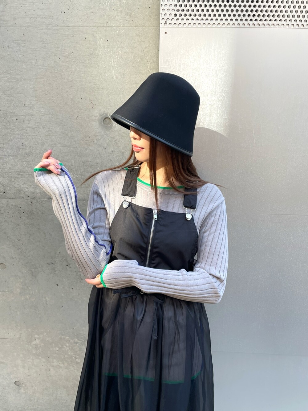 ブルー系のパンツ、ブラック系のワンピース、グレー系のニット/セーターを着用したレディースの冬コーディネートの3枚目の写真