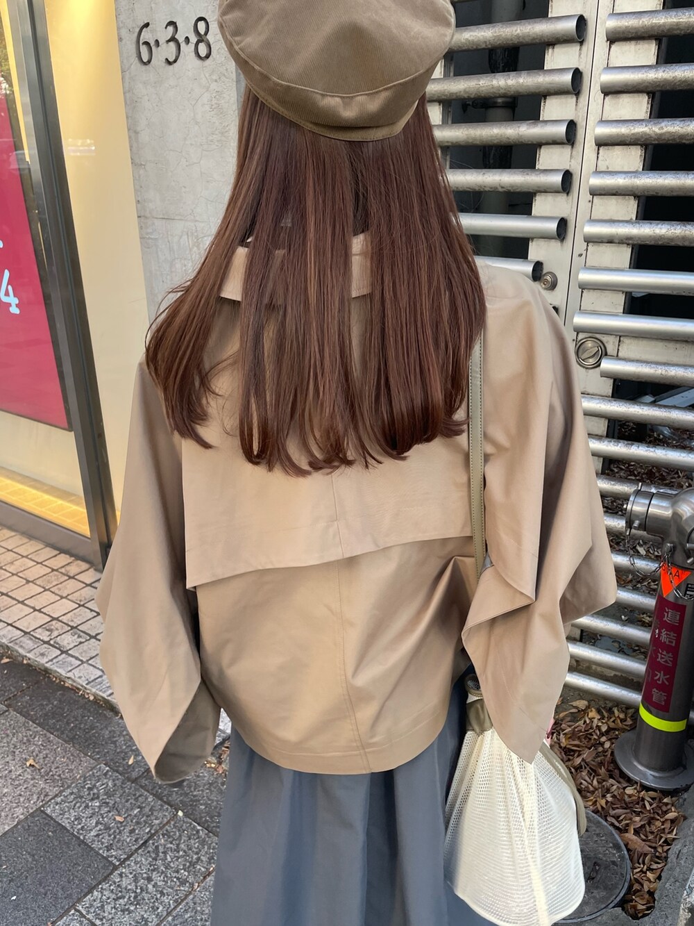 「ファッションを楽しもう、あったかコーデ、オトナ女子、Settimissimo、settimissimo表参道、きれいめカジュアル、おでかけコーデ、ベージュ、ベージュコーデ、秋コーデ、あみあみバッグ、デート/ロマンティック、お買い物、日常、出勤コーデ」｜「Settimissimoのフリルケープ付き カットワンピース オケージョン（ワンピース、グレー系）」を使った、Settimissimoさん（レディース・160cm）の秋コーディネートの5枚目の写真