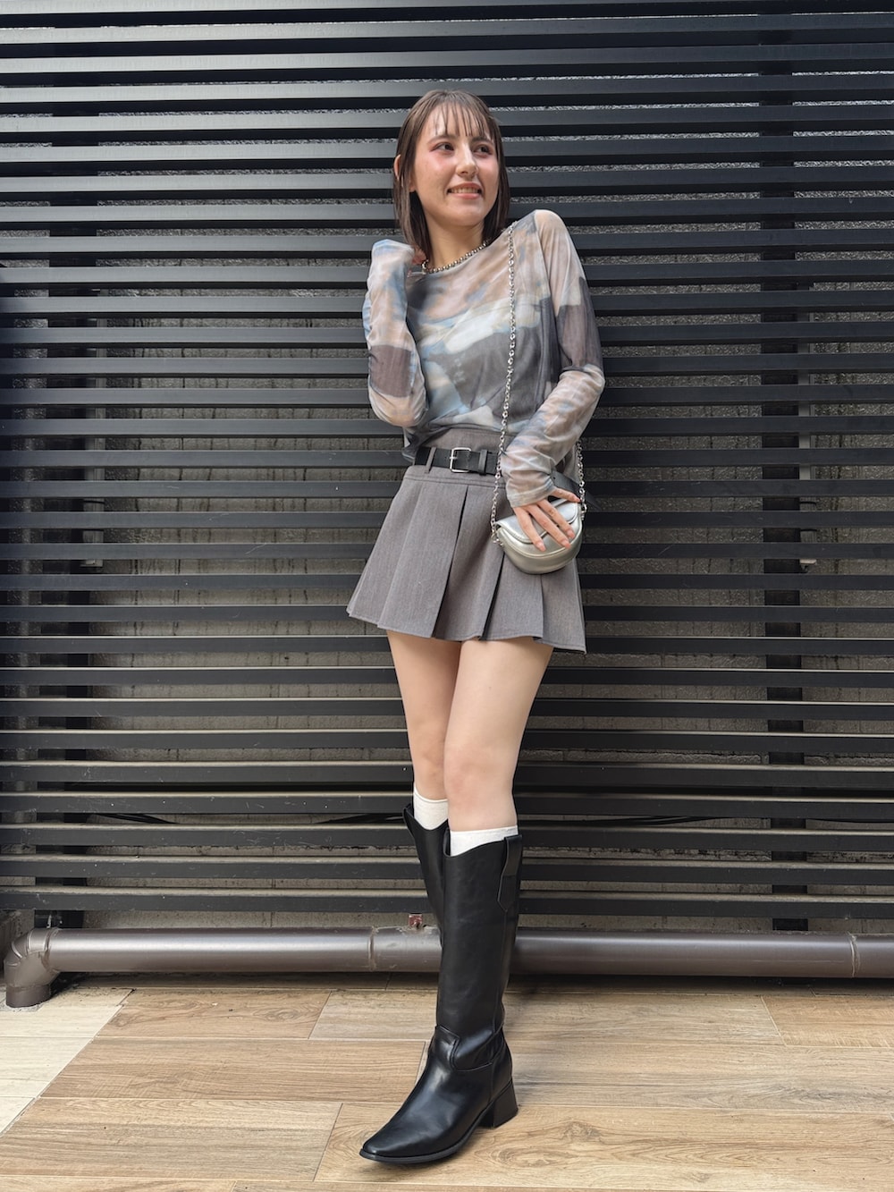 「大人カジュアル、モードコーデ、30代ファッション、ミニスカートコーデ、ロングブーツ、透け感トップス、グレートーン、クールコーデ、春色、春めき満開コーデ、淡色コーデ、トレンチコート、休日スタイル、デートコーデ、ミニスカート」｜「Settimissimoのニュアンスプリント シアー クルーネック プルオーバー（Tシャツ/カットソー、ブルー系）」を使った、Settimissimoさん（骨格ウェーブ・レディース・162cm）の春コーディネートの4枚目の写真