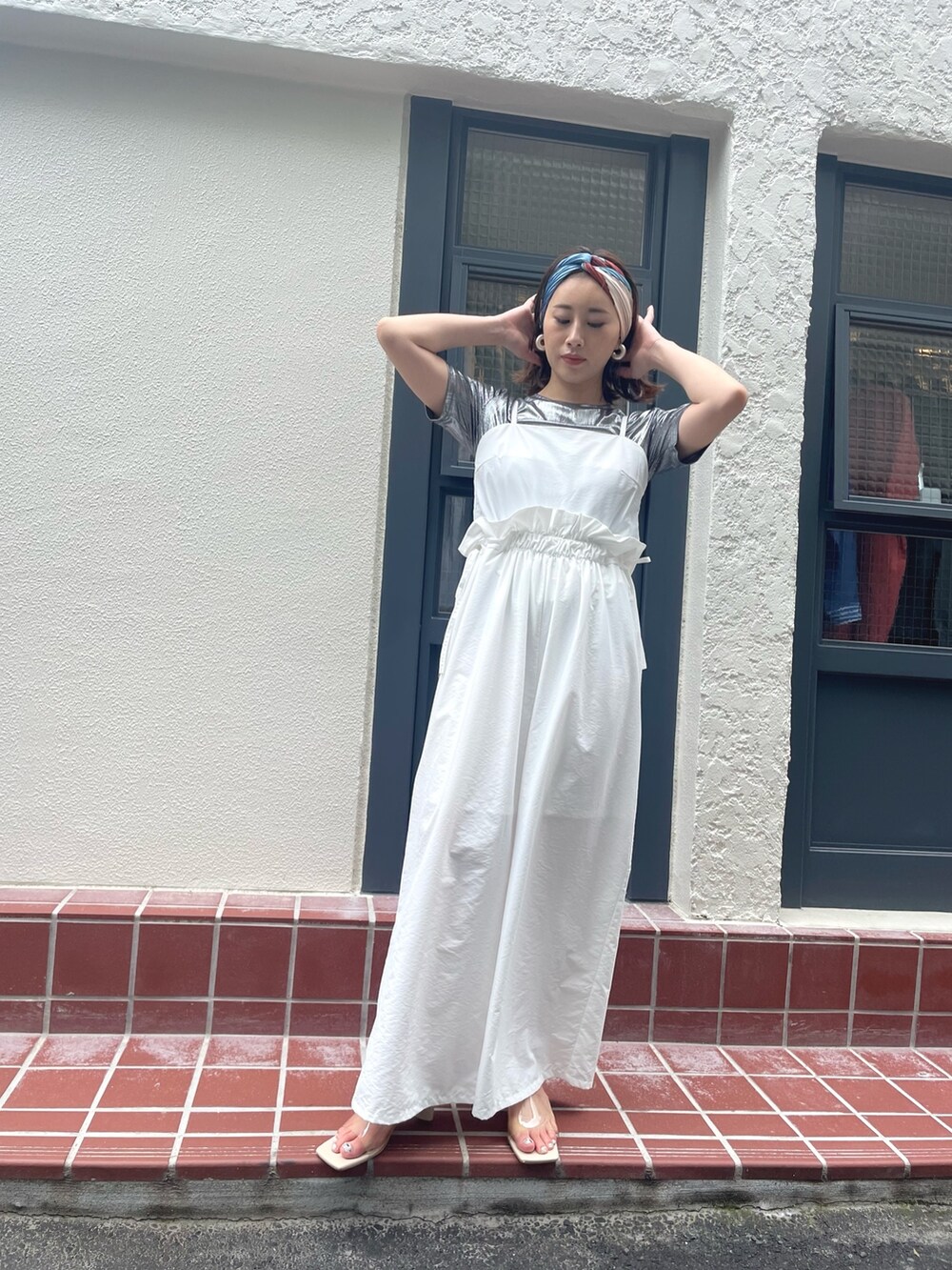 「Settimissimo、モード、大人カジュアル、カジュアルコーデ、大人かわいい、大人きれいめ、オールインワン、シルバー、ヘアバンド、つなぎ、モノトーン、雨の日コーデ、着回しコーデ、キレイめ、ゆるコーデ」｜「Settimissimoのパネル柄 プリーツスカーフ（ストール/ショール、ベージュ系）」を使った、Settimissimoさん（レディース・160cm）の夏コーディネートの2枚目の写真