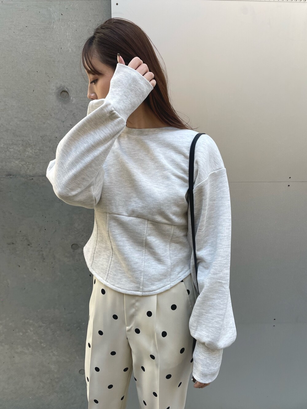 ホワイト系のその他パンツ、グレー系のスウェットを着用したレディースの春コーディネートの3枚目の写真