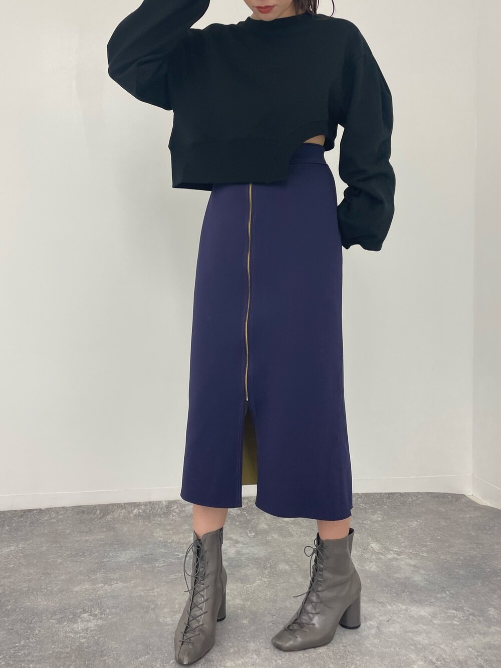 ブラック系のスウェットを着用したレディースの秋コーディネートの2枚目の写真