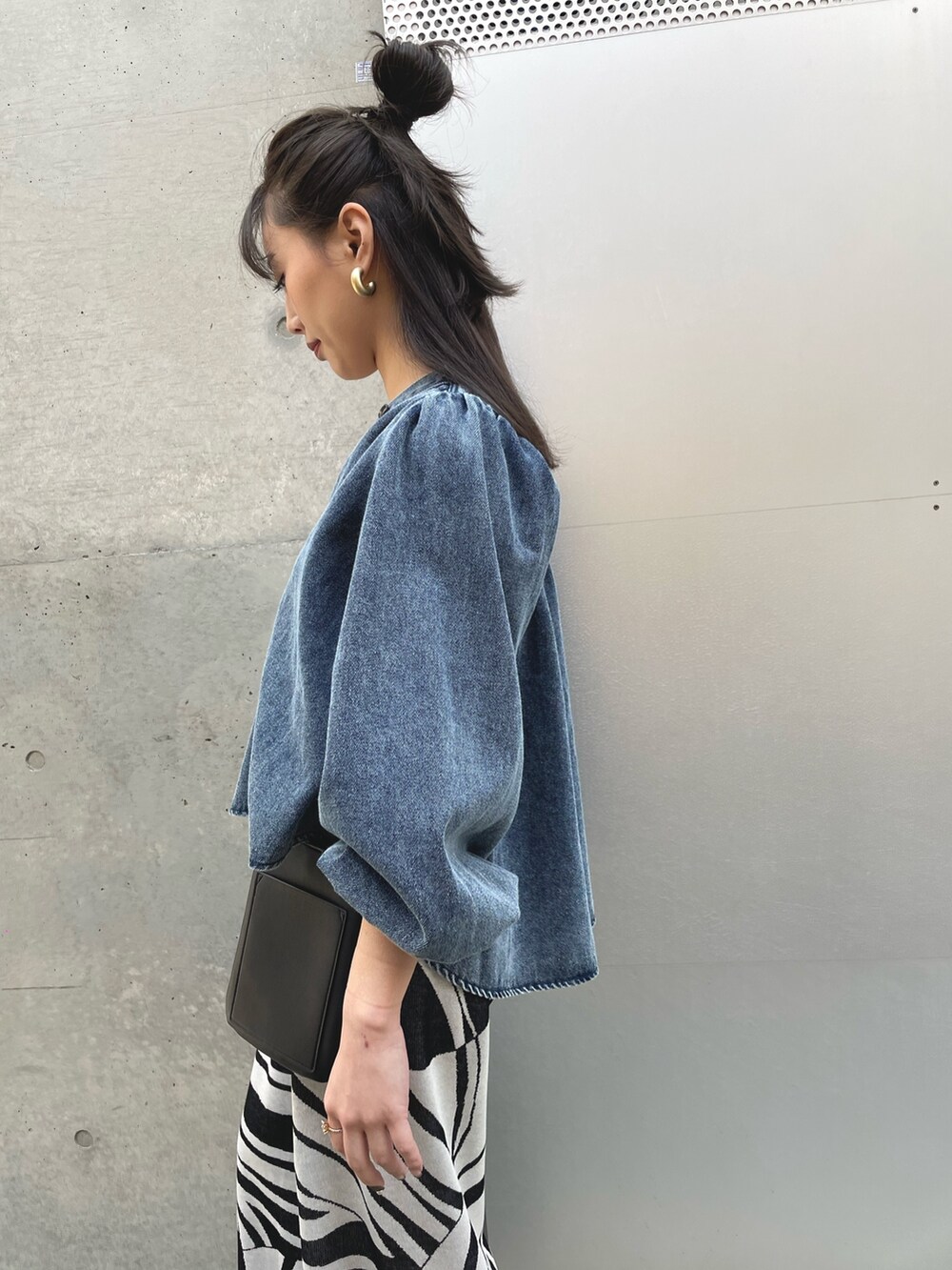 ブルー系のシャツ/ブラウス、ブラック系のその他パンツを着用したレディースの春コーディネートの4枚目の写真