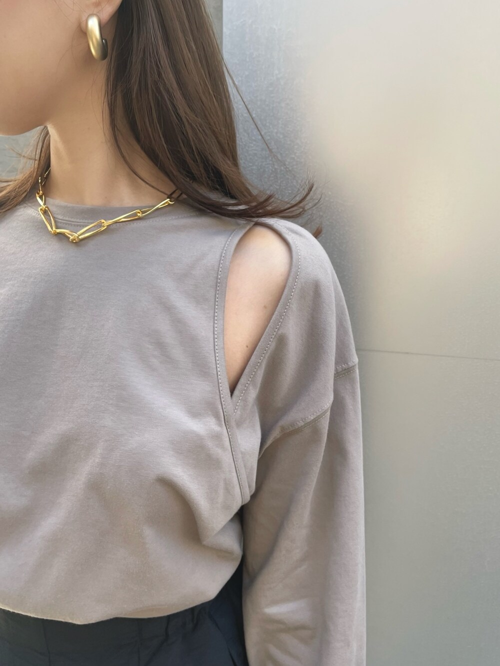 ベージュ系のTシャツ/カットソー、ブラック系のその他パンツを着用したレディースの春コーディネートの4枚目の写真