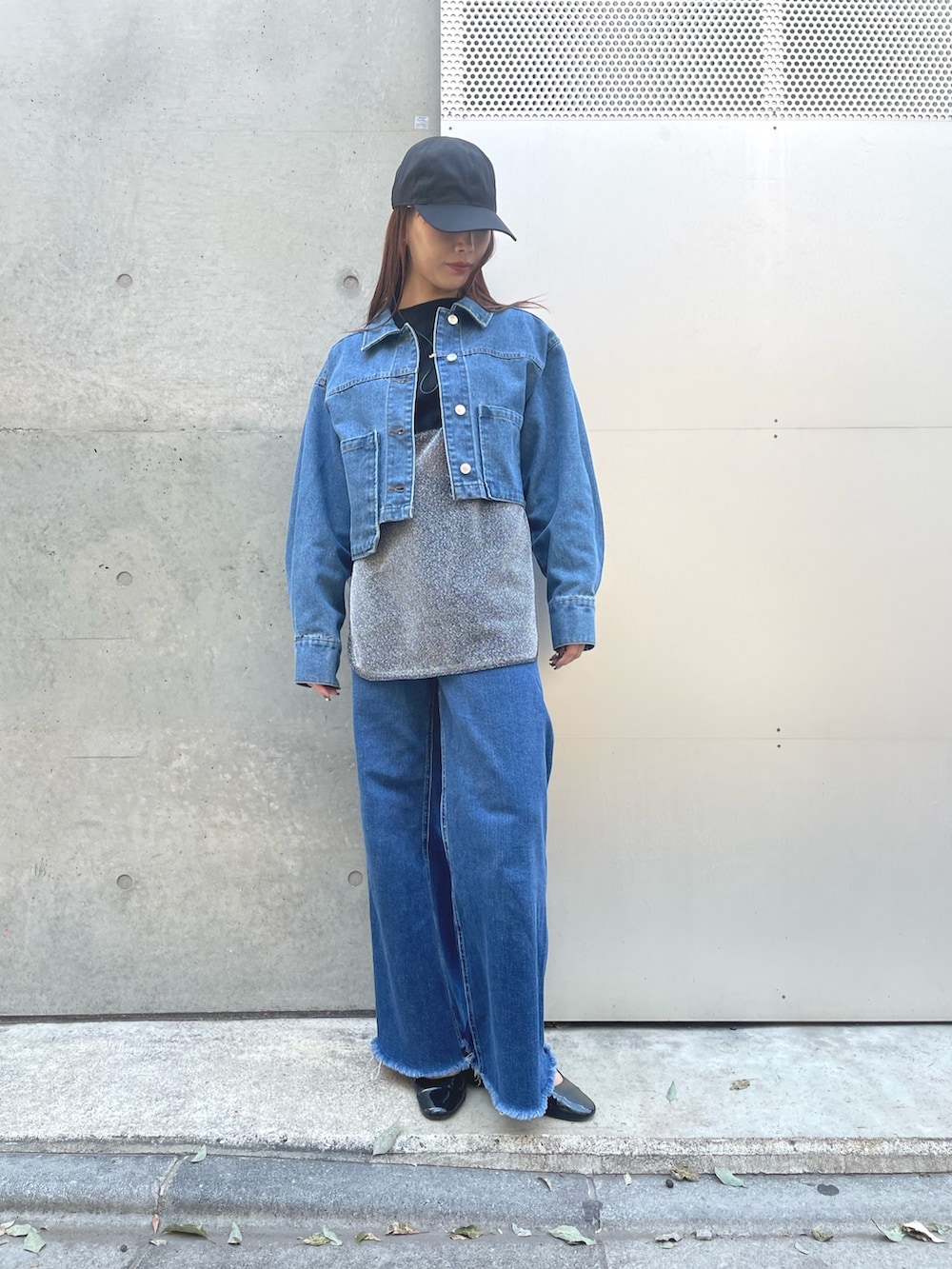 ブラック系のパンプス、ブルー系のデニムパンツ、ブラック系のTシャツ/カットソーを着用したレディースの春コーディネートの2枚目の写真