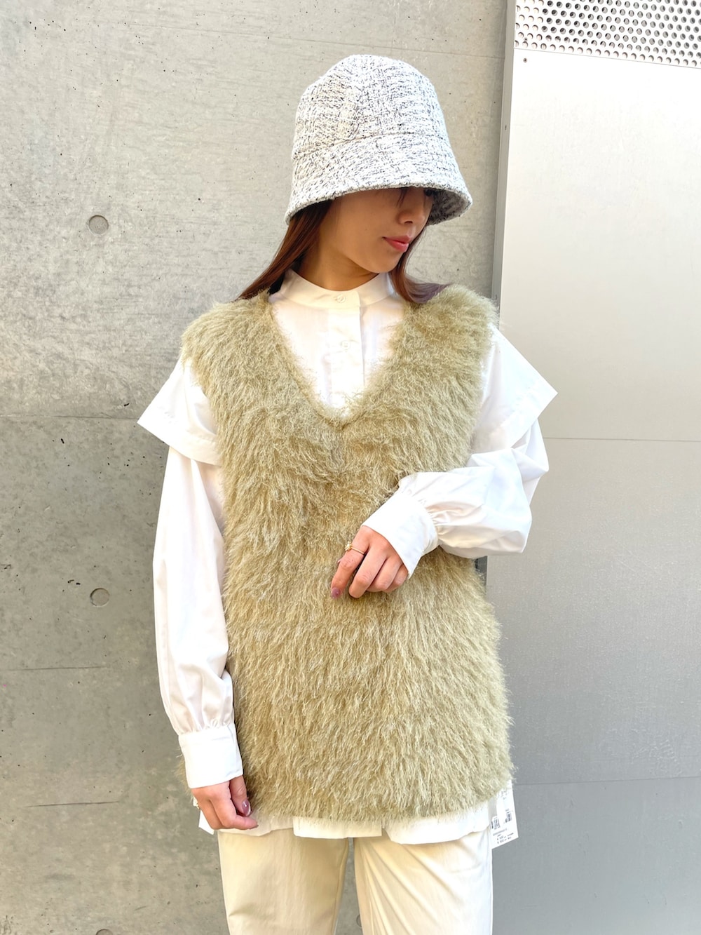 グリーン系のベスト、ホワイト系のシャツ/ブラウス、ホワイト系のその他パンツを着用したレディースの冬コーディネートの5枚目の写真